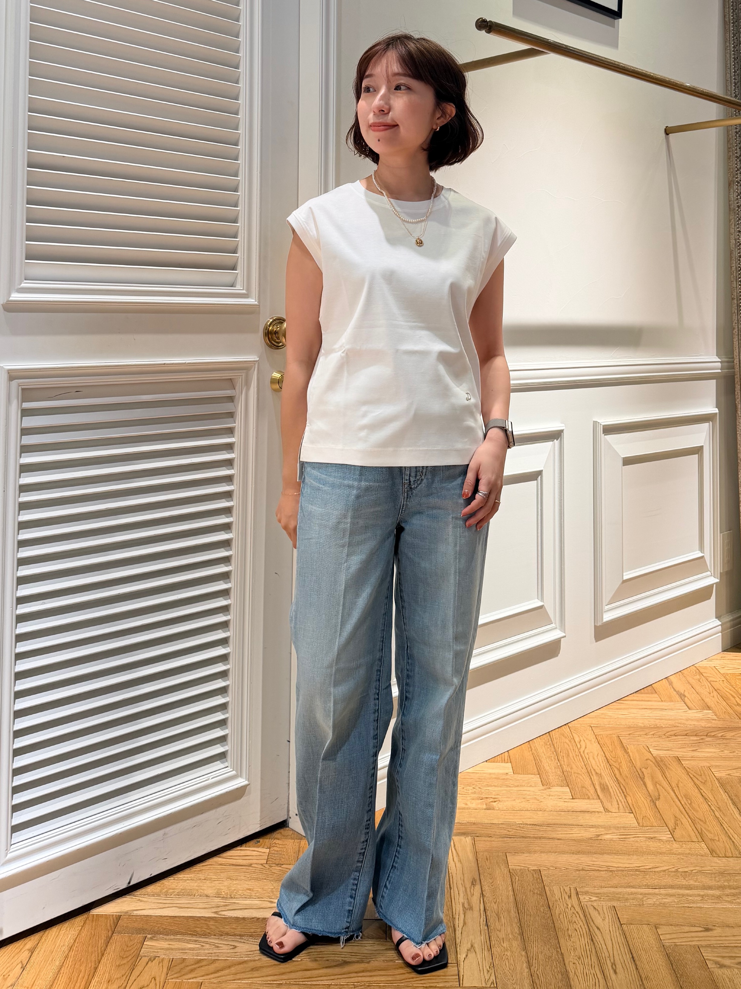 つじ まこさんの「DRESSTERIOR｜センタープレスストレートデニム」を使ったコーディネート