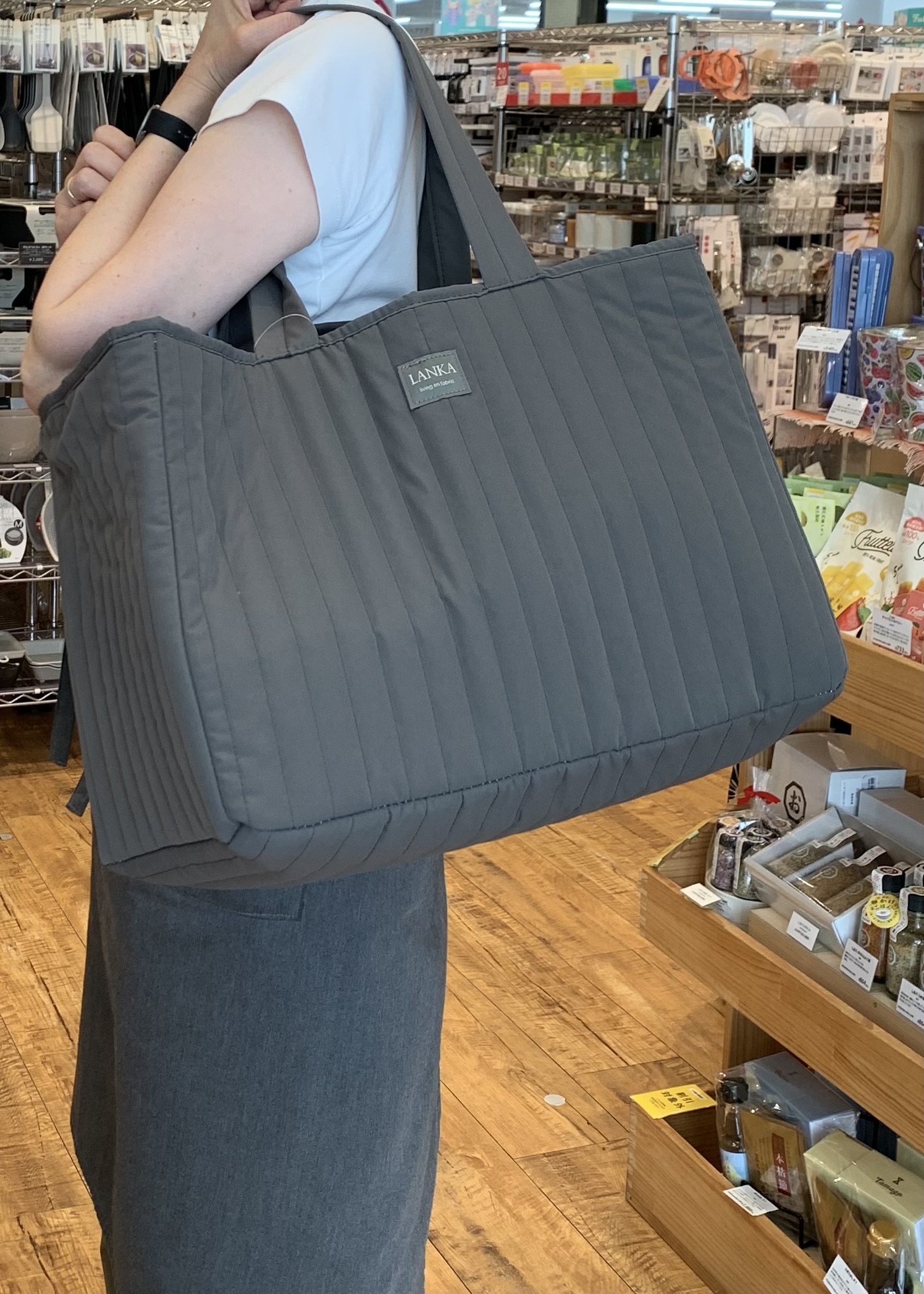 mikachoさんの「212 KITCHEN STORE｜ランカ ショッピングレジバッグ DGY」を使ったコーディネート