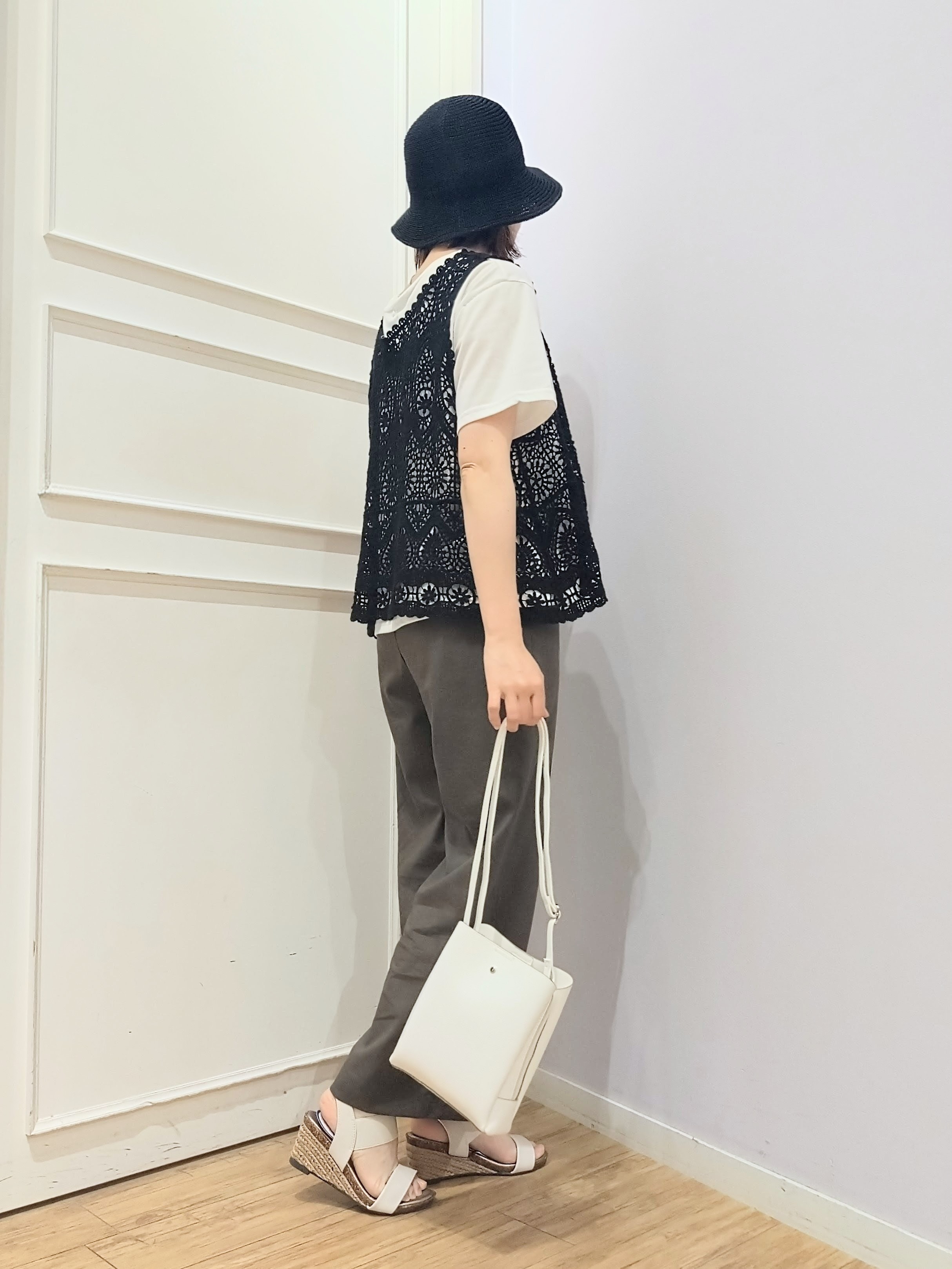 miomioさんの「SHOO･LA･RUE｜【2点セット/S-LL】透かしクロシェ編みベスト＋ロゴT 大人の涼やかセット」を使ったコーディネート