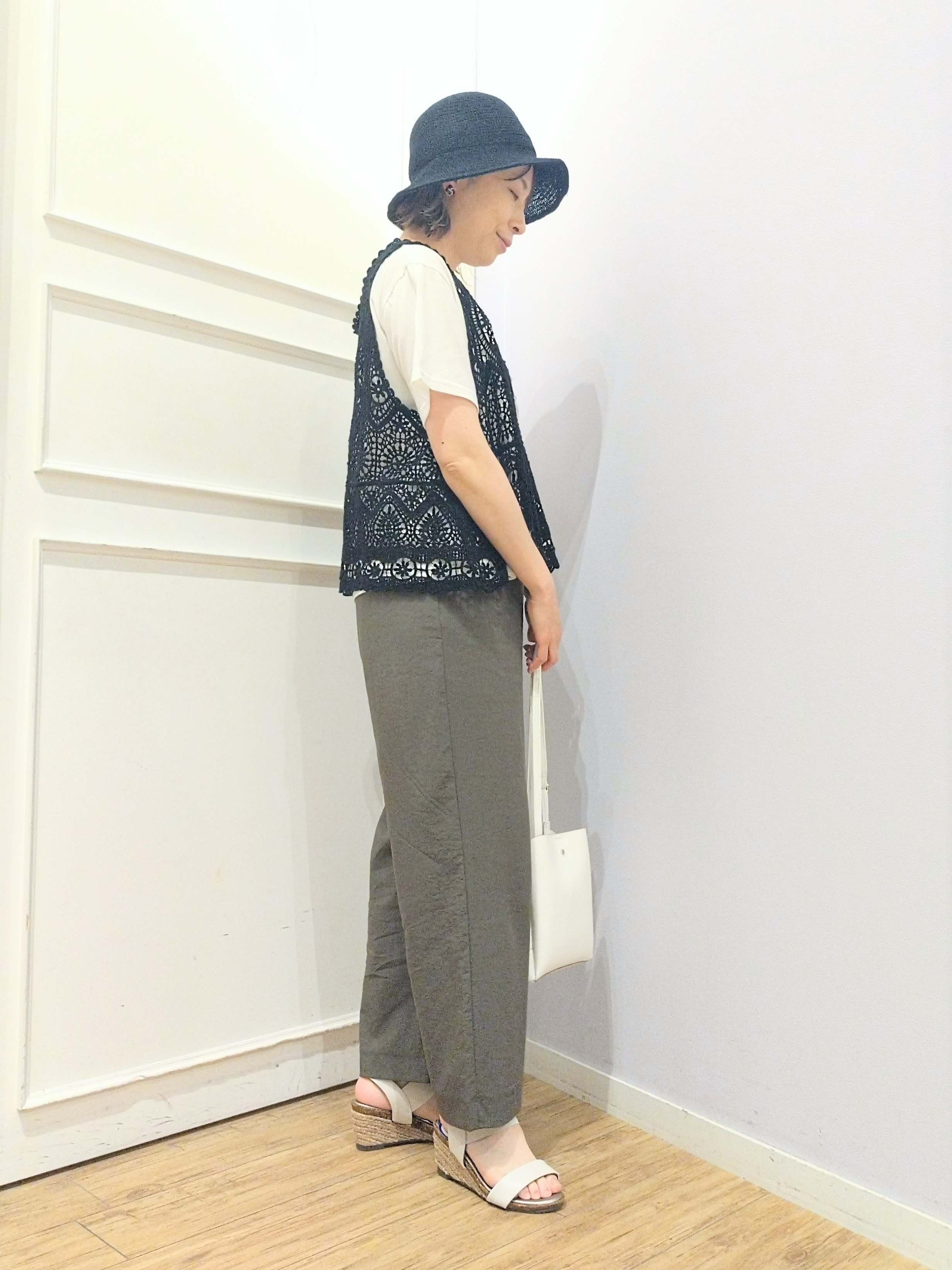 miomioさんの「SHOO･LA･RUE｜【2点セット/S-LL】透かしクロシェ編みベスト＋ロゴT 大人の涼やかセット」を使ったコーディネート