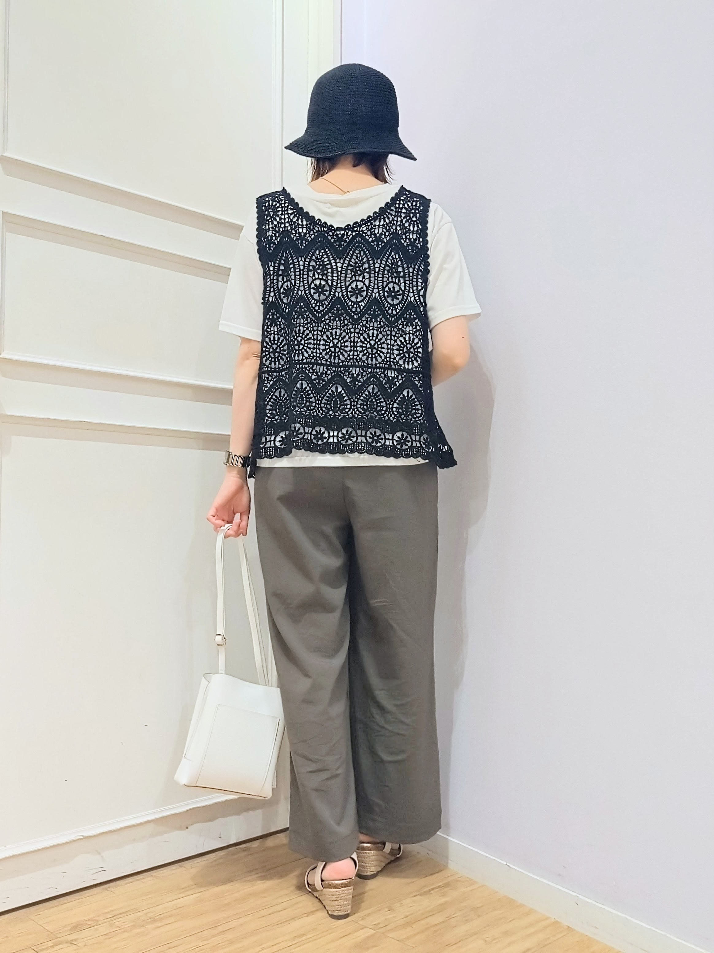 miomioさんの「SHOO･LA･RUE｜【2点セット/S-LL】透かしクロシェ編みベスト＋ロゴT 大人の涼やかセット」を使ったコーディネート
