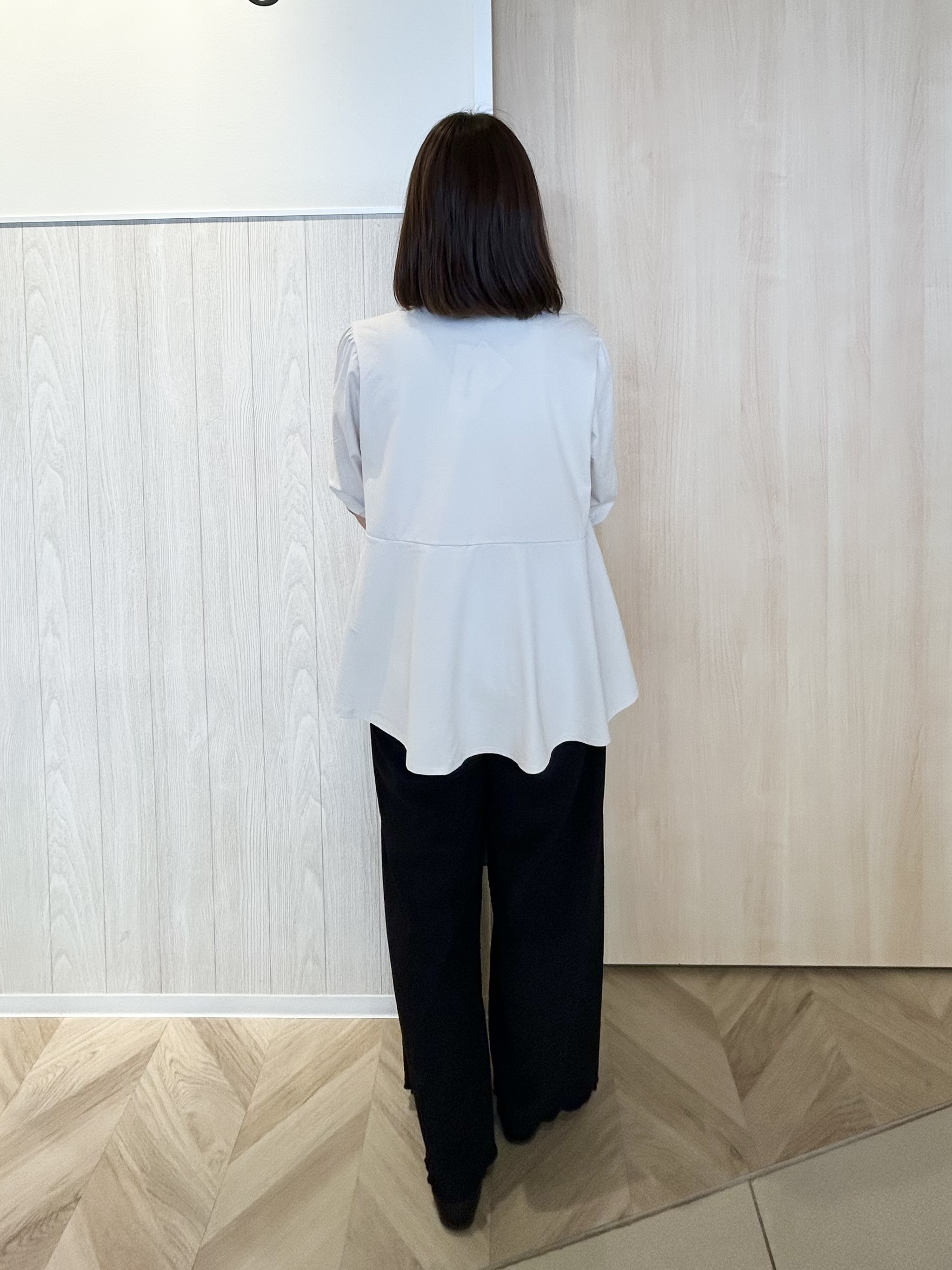 tomoさんの「SHOO･LA･RUE｜【ひんやり/S-LL/洗濯機可】切り替えラインでスタイルアップ お袖ねじり ペプラムトップス」を使ったコーディネート