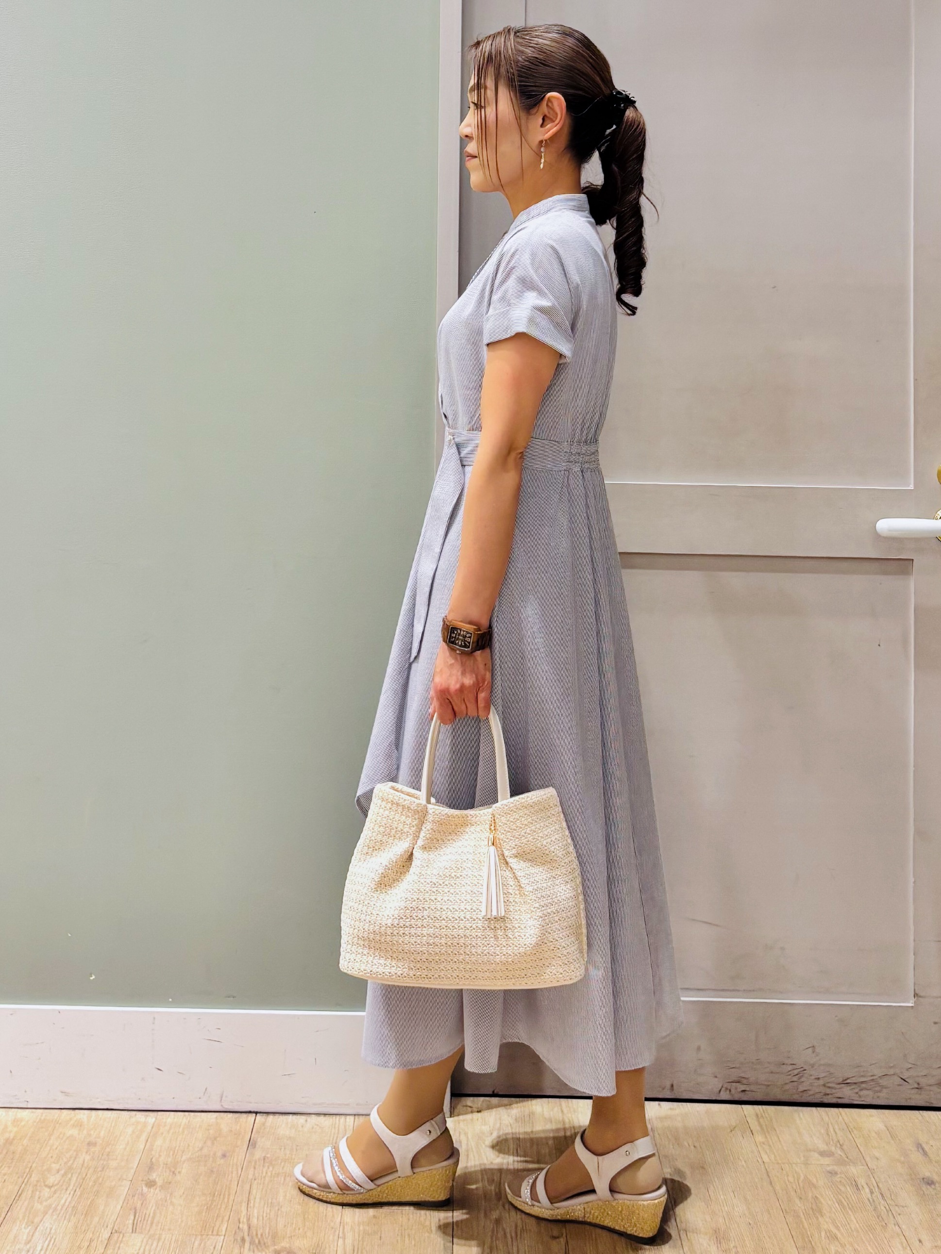 Komi☆さんの「grove｜【洗える】さらっと軽やか、カシュクール風サッカーワンピース」を使ったコーディネート