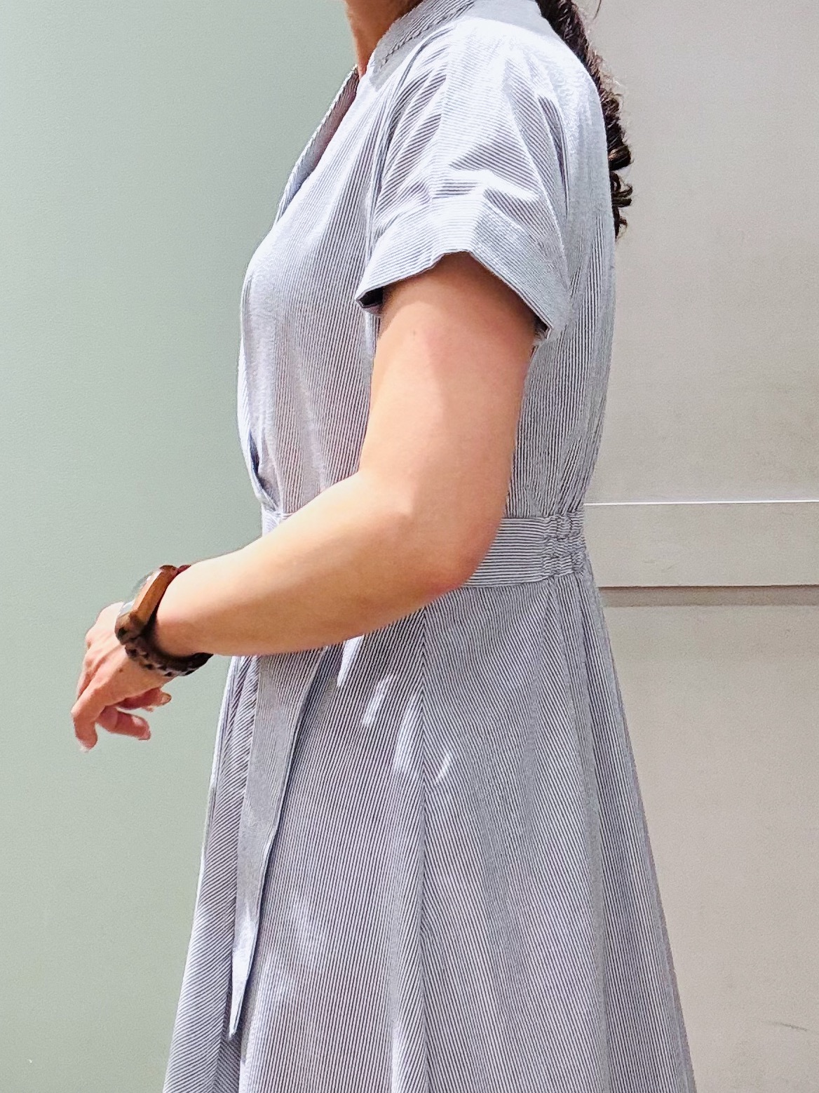 Komi☆さんの「grove｜【洗える】さらっと軽やか、カシュクール風サッカーワンピース」を使ったコーディネート