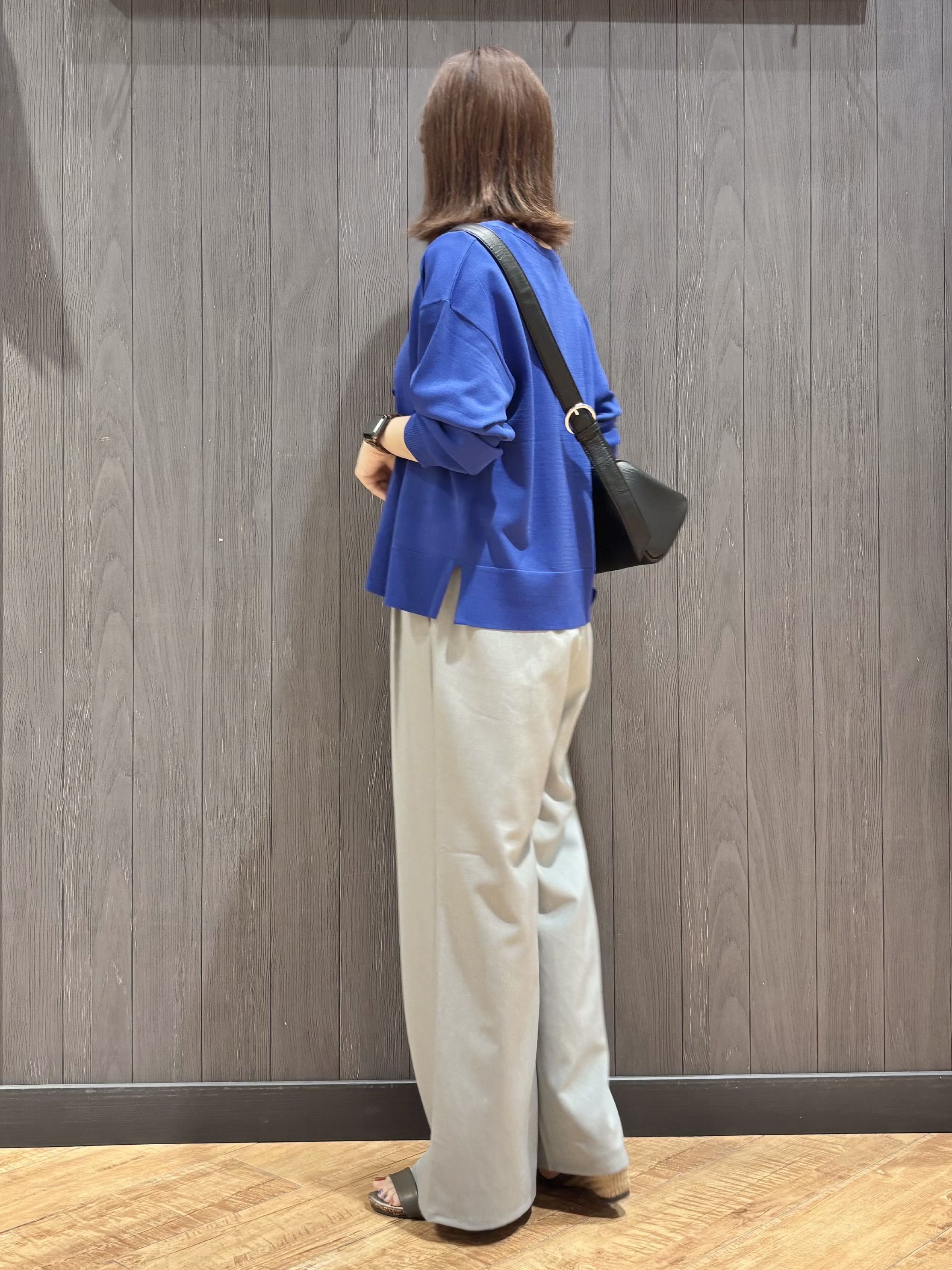 meiさんの「SHOO･LA･RUE｜【洗濯機可/ひんやり/UV】さらっとしたタッチが心地よい ショート丈 Vネックカーディガン」を使ったコーディネート