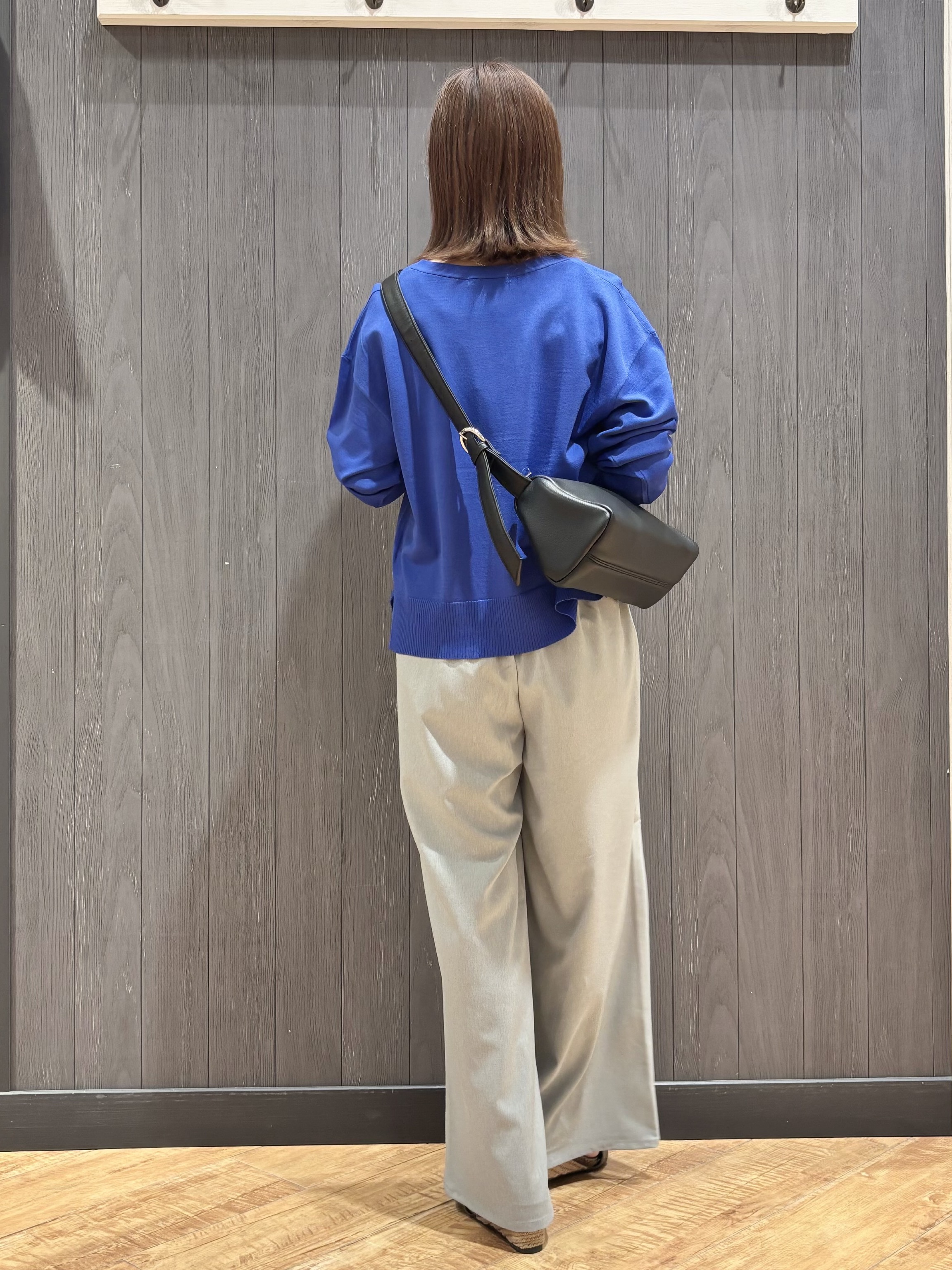 meiさんの「SHOO･LA･RUE｜【洗濯機可/ひんやり/UV】さらっとしたタッチが心地よい ショート丈 Vネックカーディガン」を使ったコーディネート