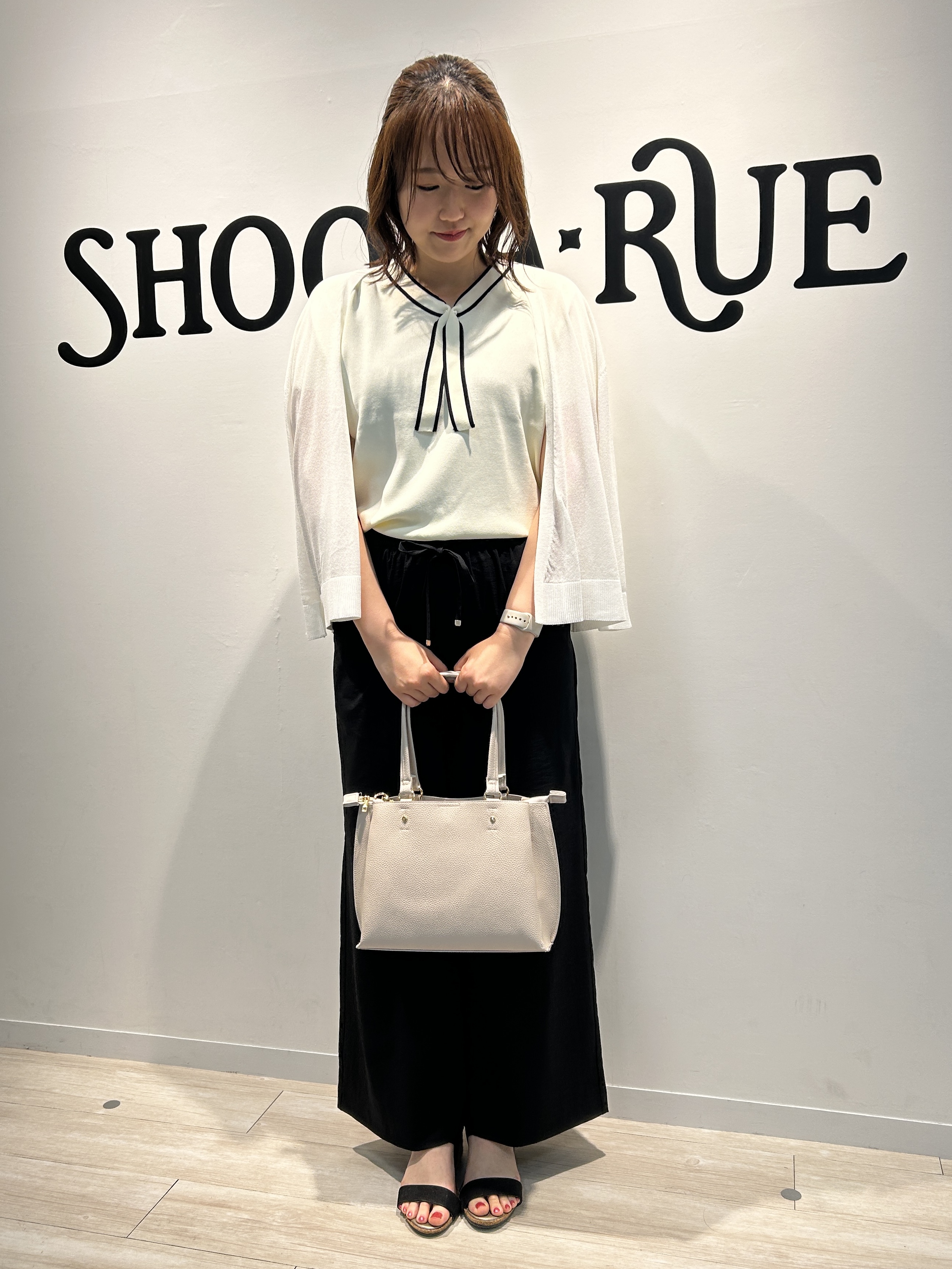 akariさんの「SHOO･LA･RUE｜【ひんやり/洗濯機可/S-LL】オンにもオフにも マルチに使えるボタンレスカーディガン」を使ったコーディネート