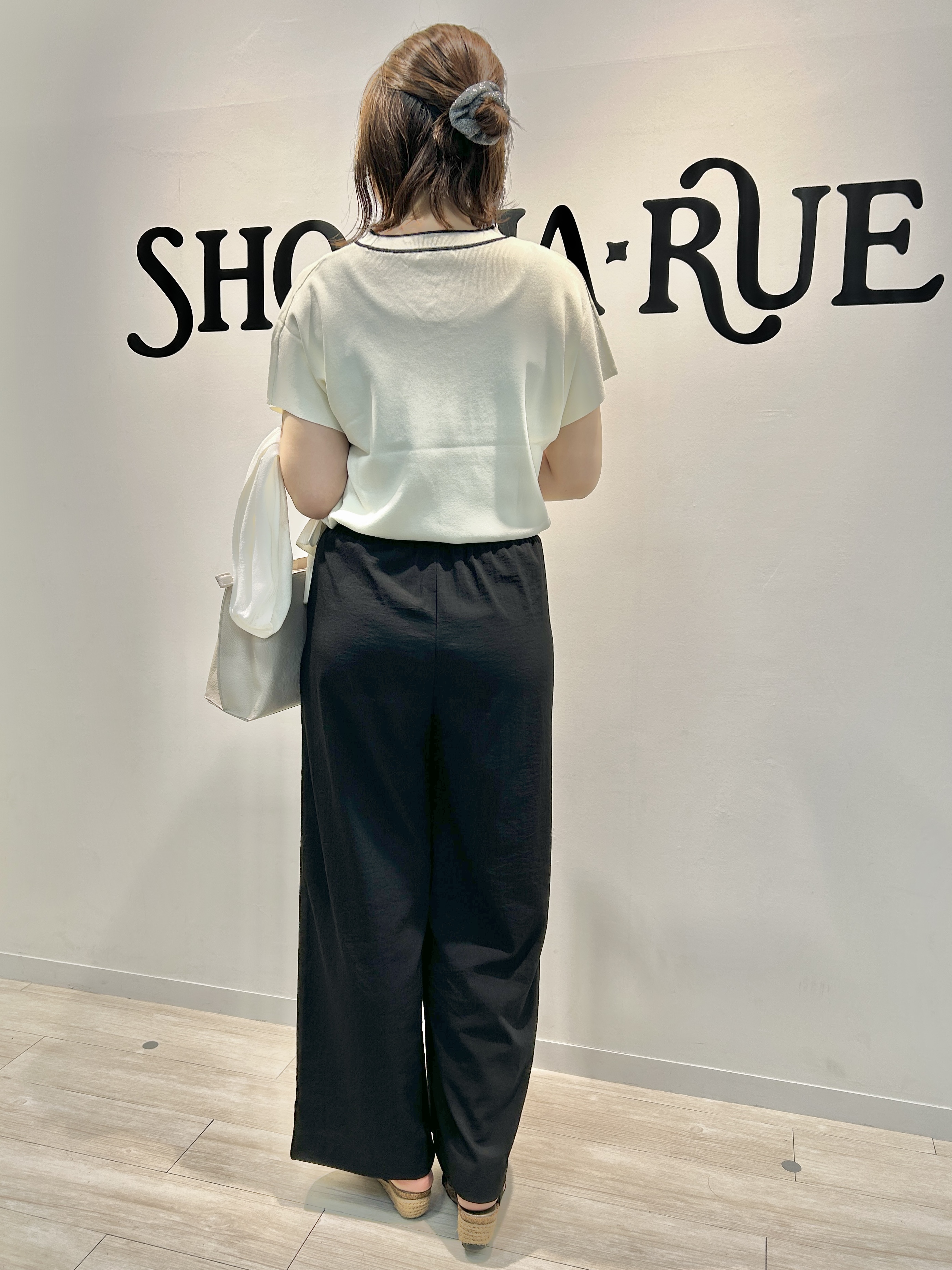 akariさんの「SHOO･LA･RUE｜【ひんやり/洗濯機可/S-LL】オンにもオフにも マルチに使えるボタンレスカーディガン」を使ったコーディネート