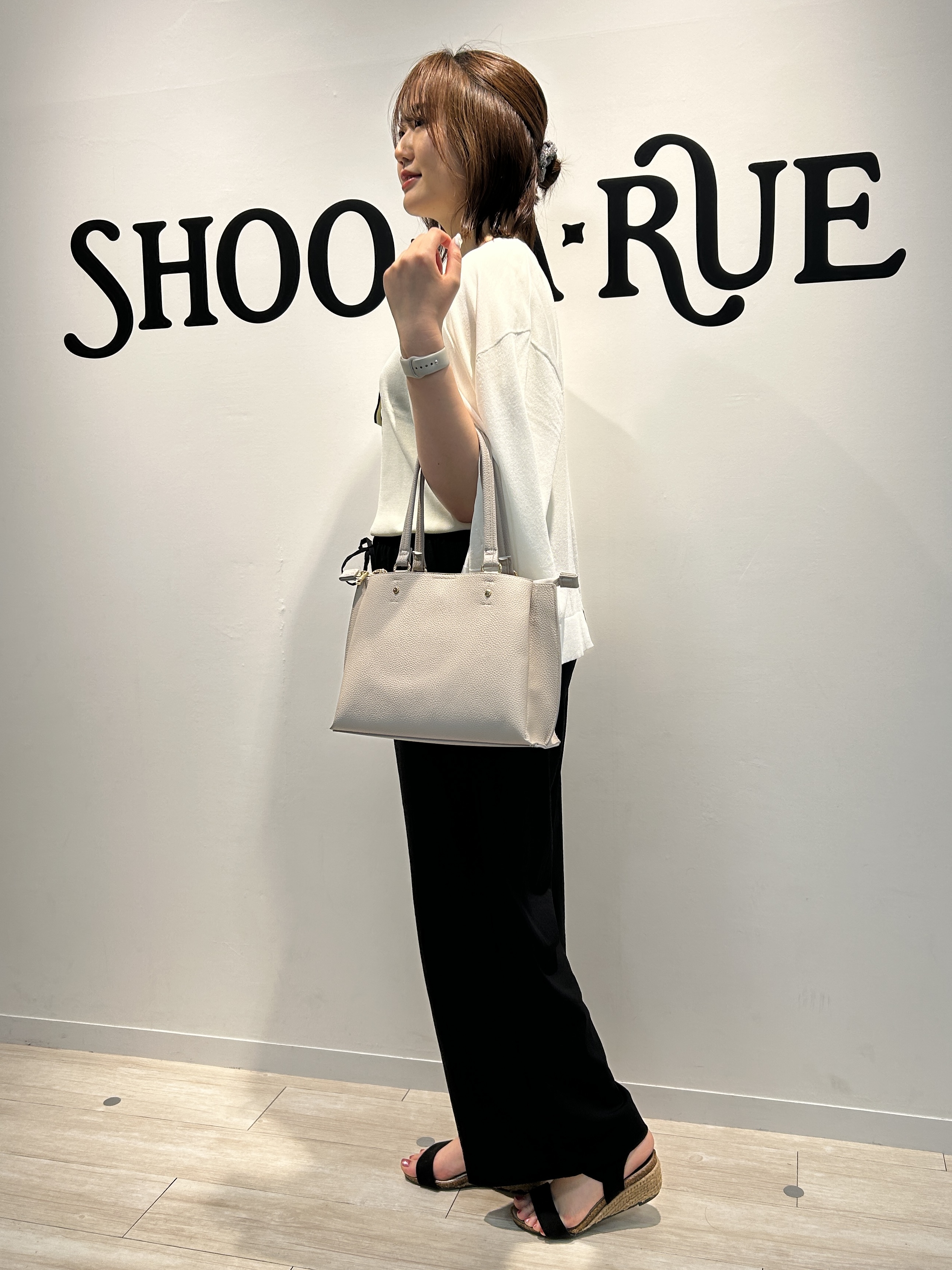 akariさんの「SHOO･LA･RUE｜【ひんやり/洗濯機可/S-LL】オンにもオフにも マルチに使えるボタンレスカーディガン」を使ったコーディネート