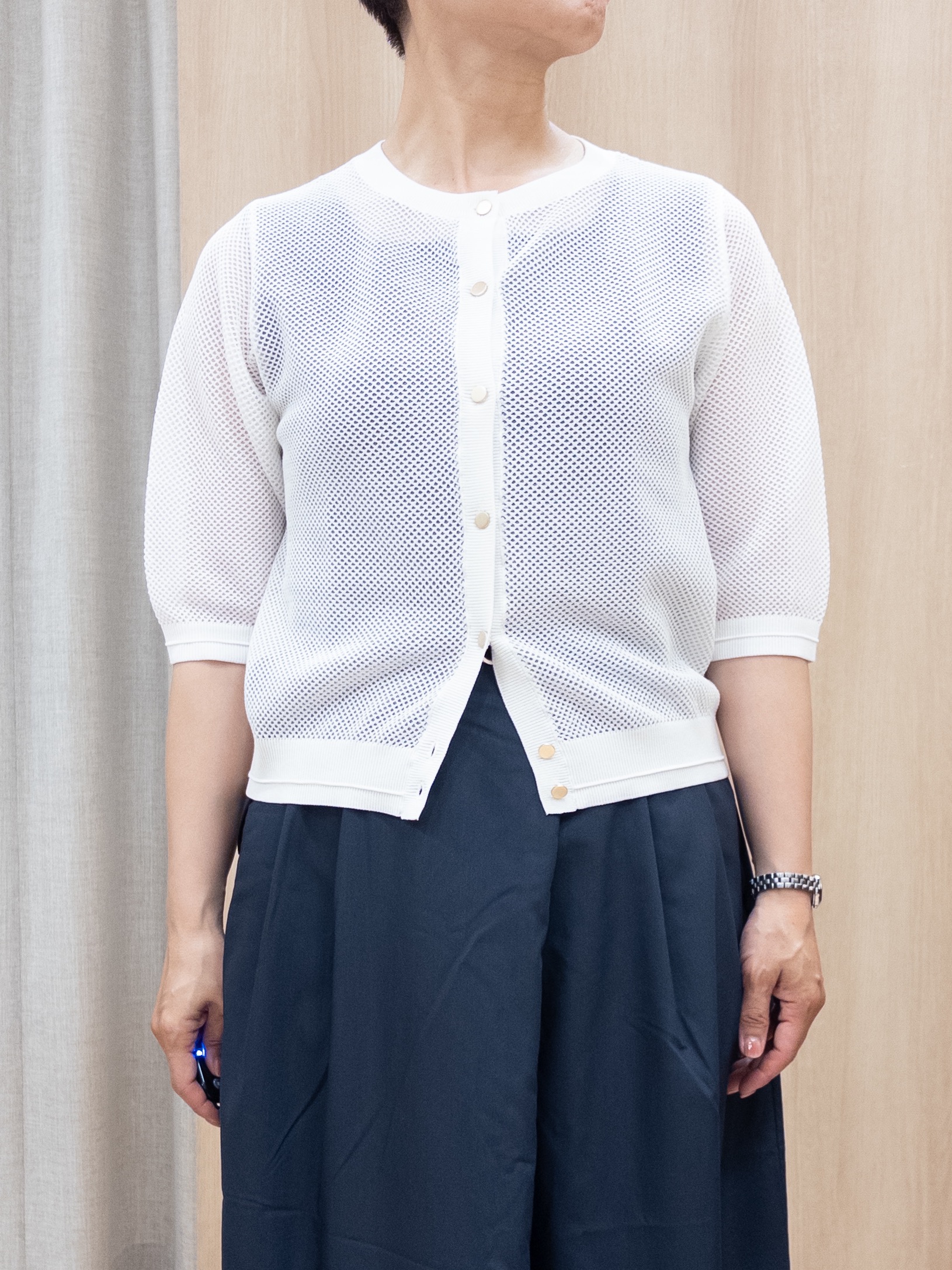 シュウコさんの「grove｜【貴島明日香さん着用・洗える】透けない、大人のメッシュカーディガン」を使ったコーディネート