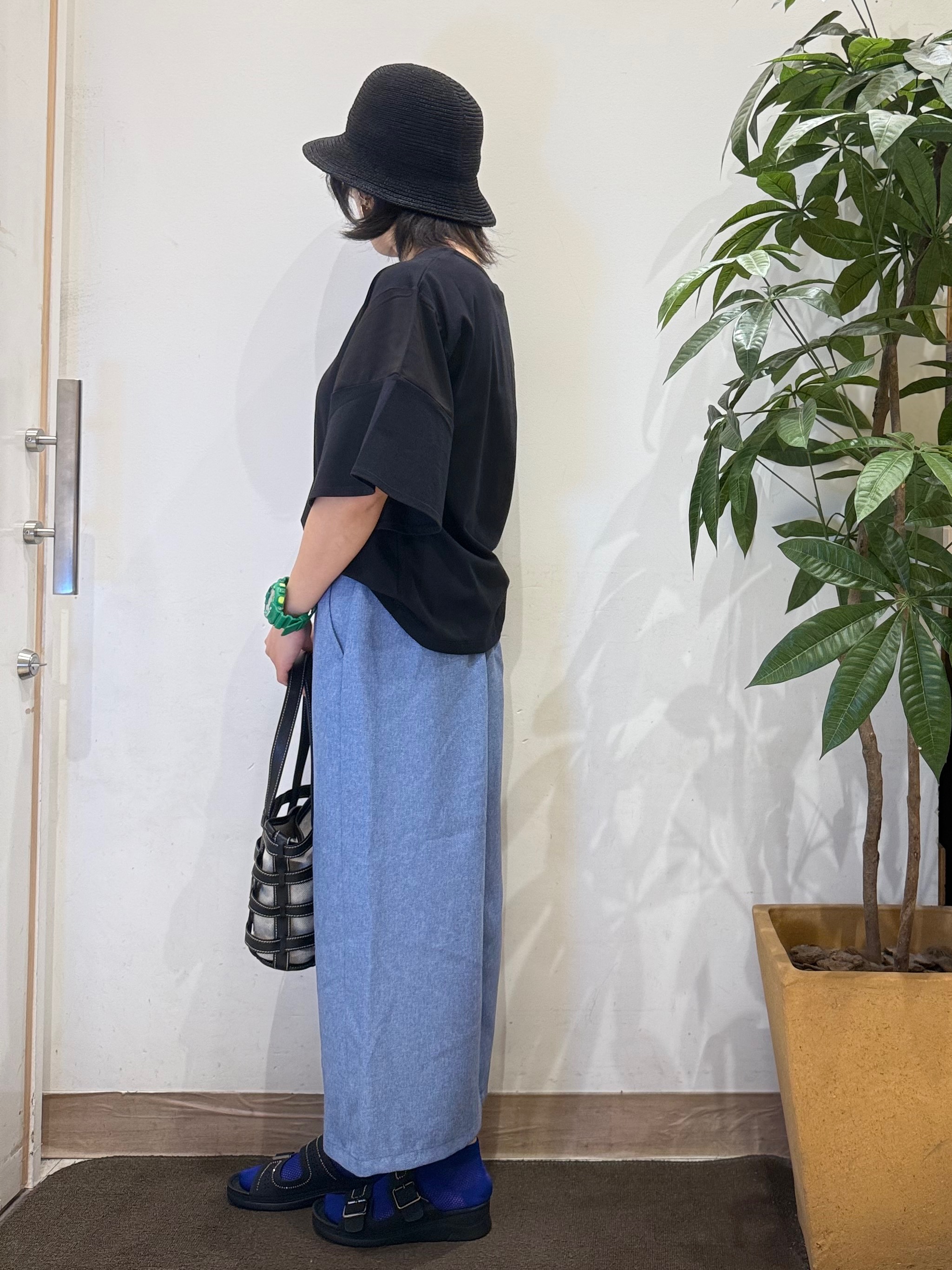 misakiさんの「SHOO･LA･RUE｜【ひんやり/S-LL/体型カバー】フレアスリーブで二の腕を自然にカバー 浅VネックTシャツ」を使ったコーディネート