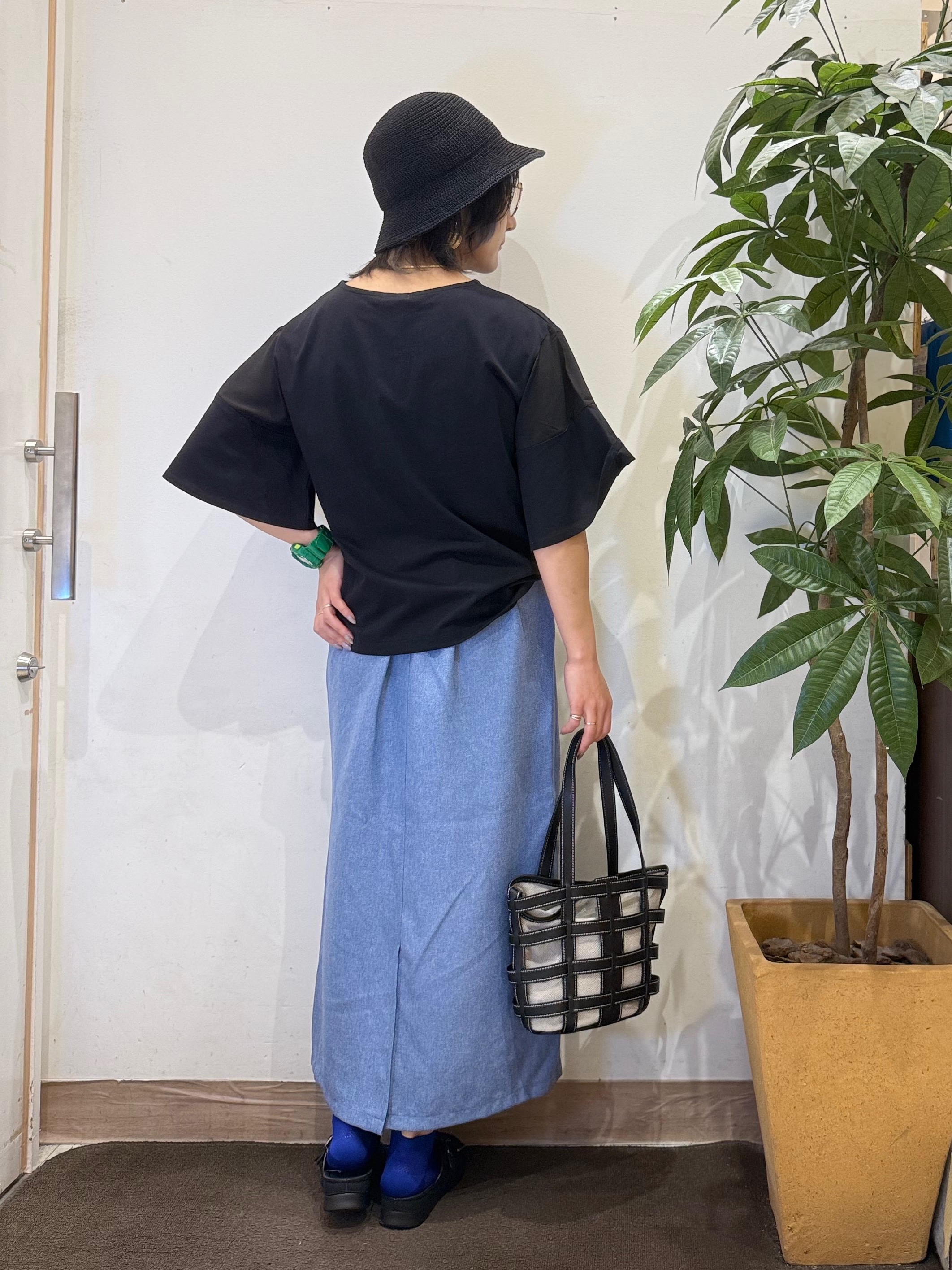 misakiさんの「SHOO･LA･RUE｜【ひんやり/S-LL/体型カバー】フレアスリーブで二の腕を自然にカバー 浅VネックTシャツ」を使ったコーディネート