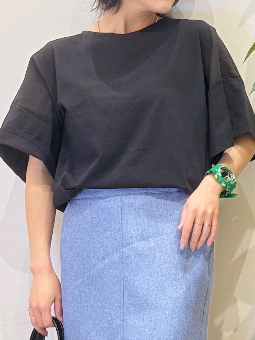 misakiさんの「SHOO･LA･RUE｜【ひんやり/S-LL/体型カバー】フレアスリーブで二の腕を自然にカバー 浅VネックTシャツ」を使ったコーディネート