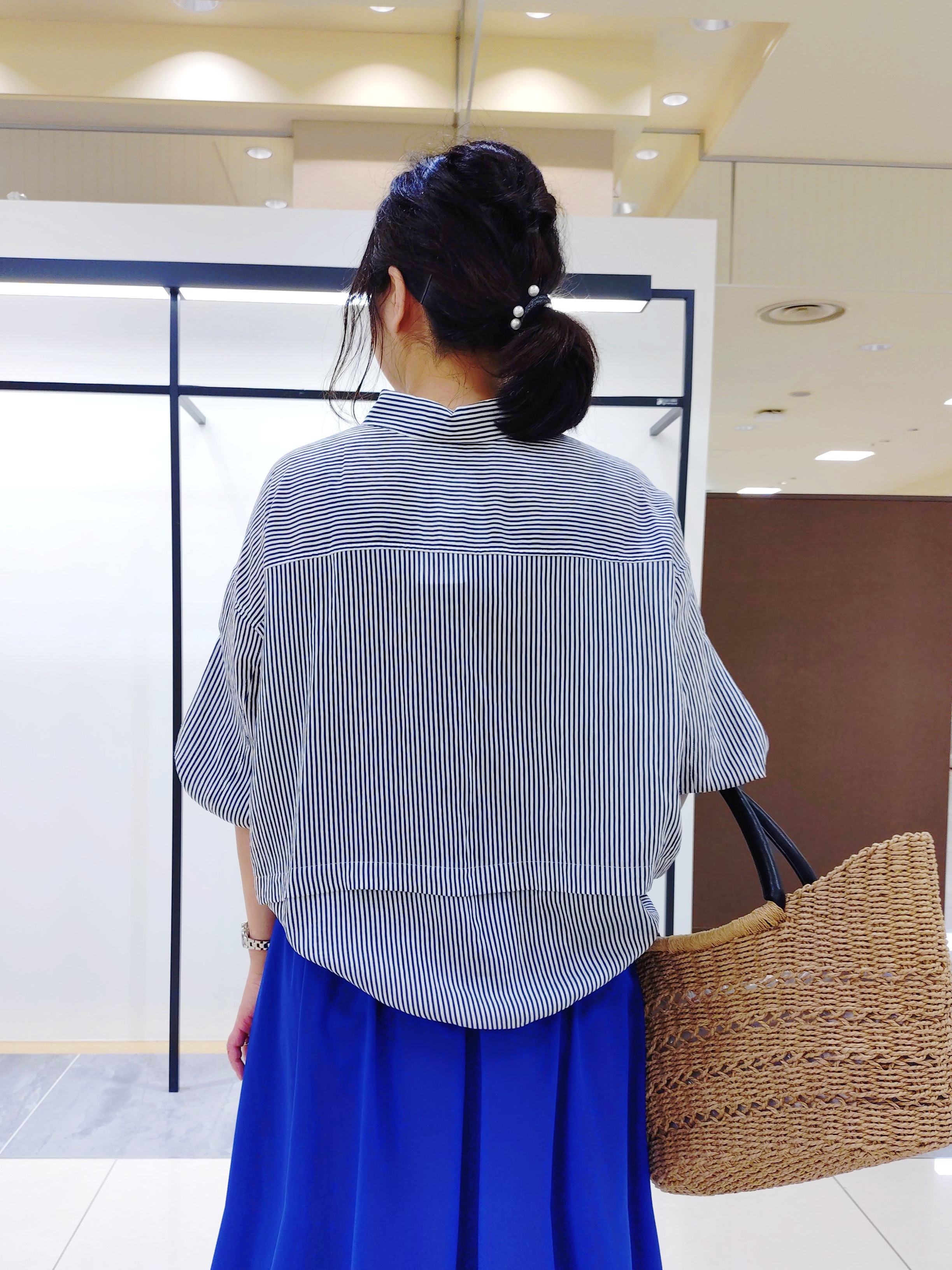 TOMOMIさんの「INDIVI｜【撥水／UVケア／SETUP可能】軽量マキシ丈タックスカート」を使ったコーディネート