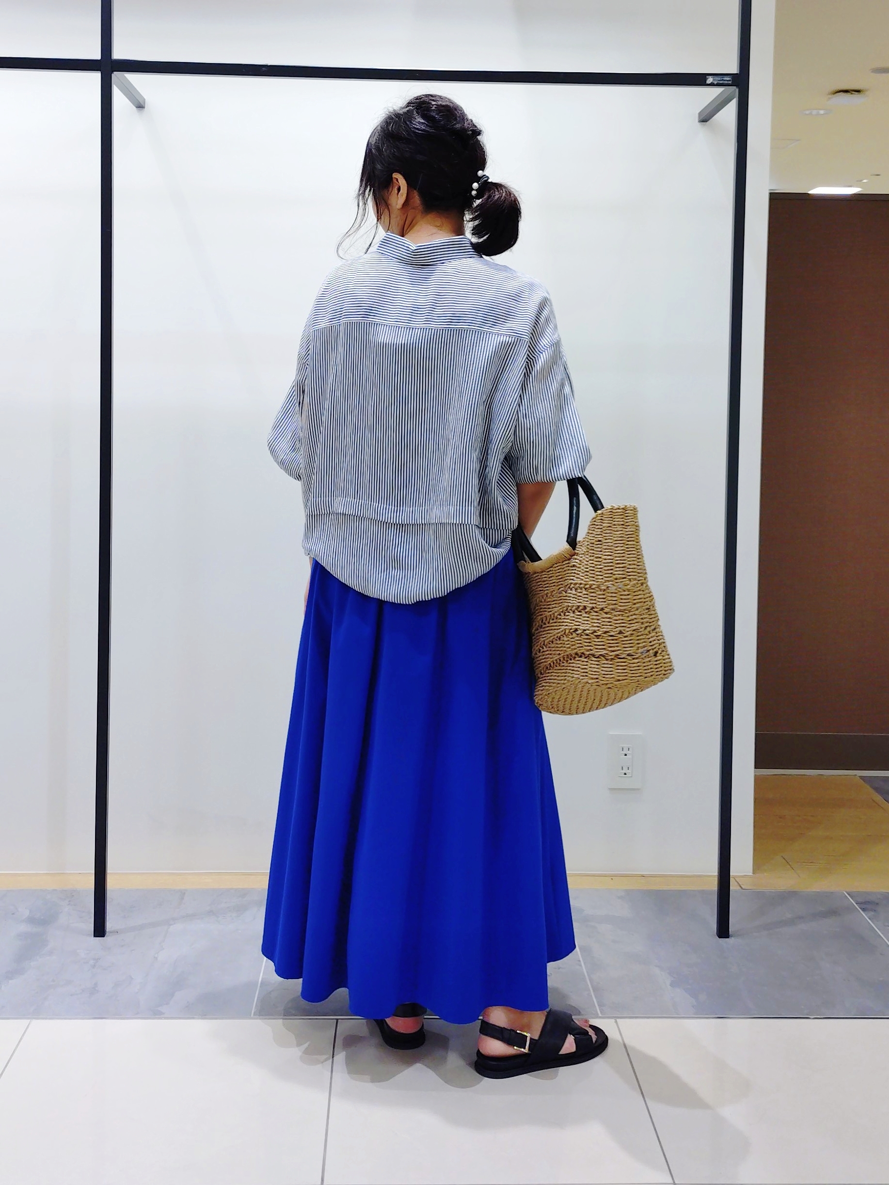 TOMOMIさんの「INDIVI｜【撥水／UVケア／SETUP可能】軽量マキシ丈タックスカート」を使ったコーディネート