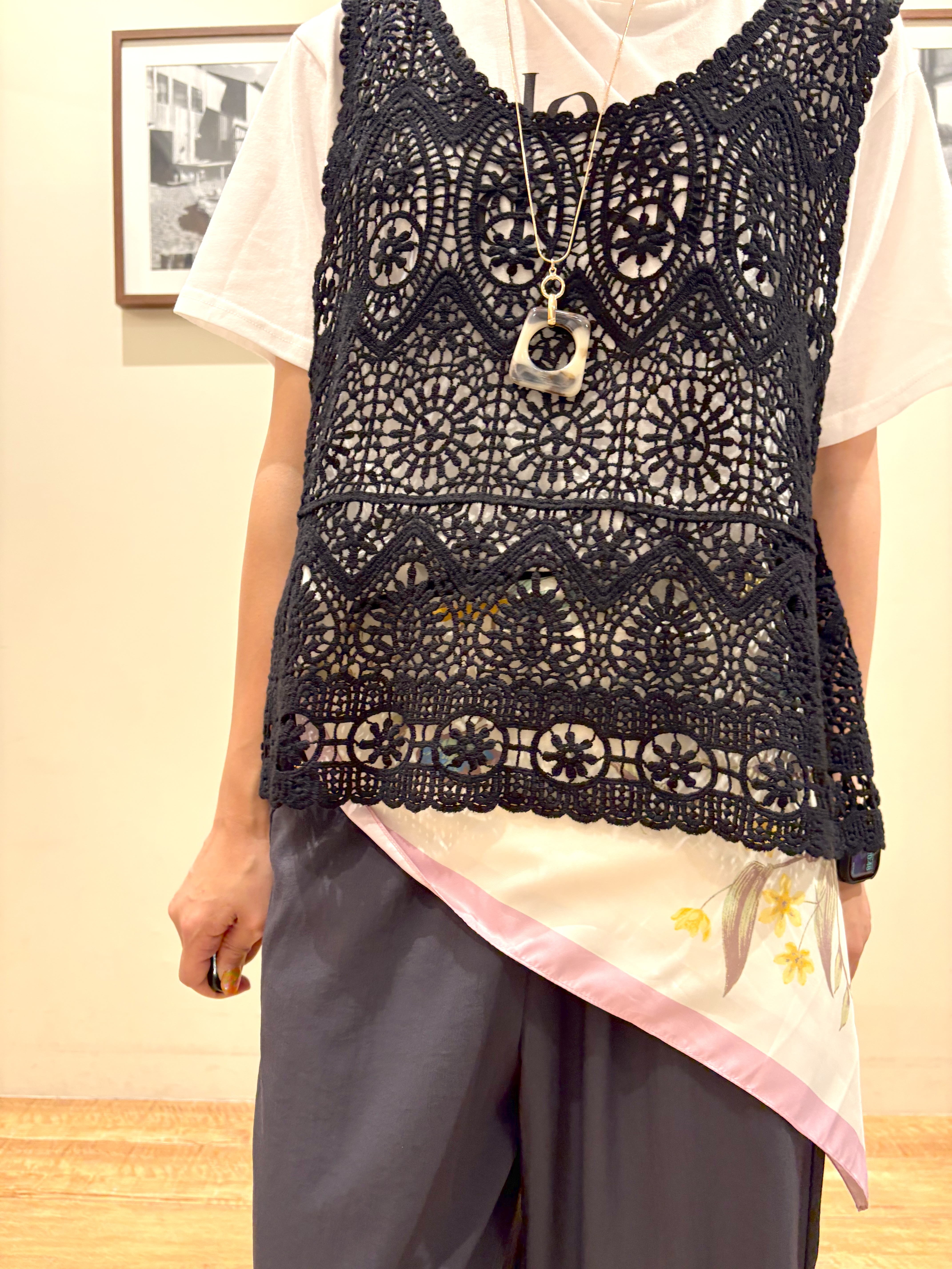 Ayumiさんの「SHOO･LA･RUE｜【2点セット/S-LL】透かしクロシェ編みベスト＋ロゴT 大人の涼やかセット」を使ったコーディネート