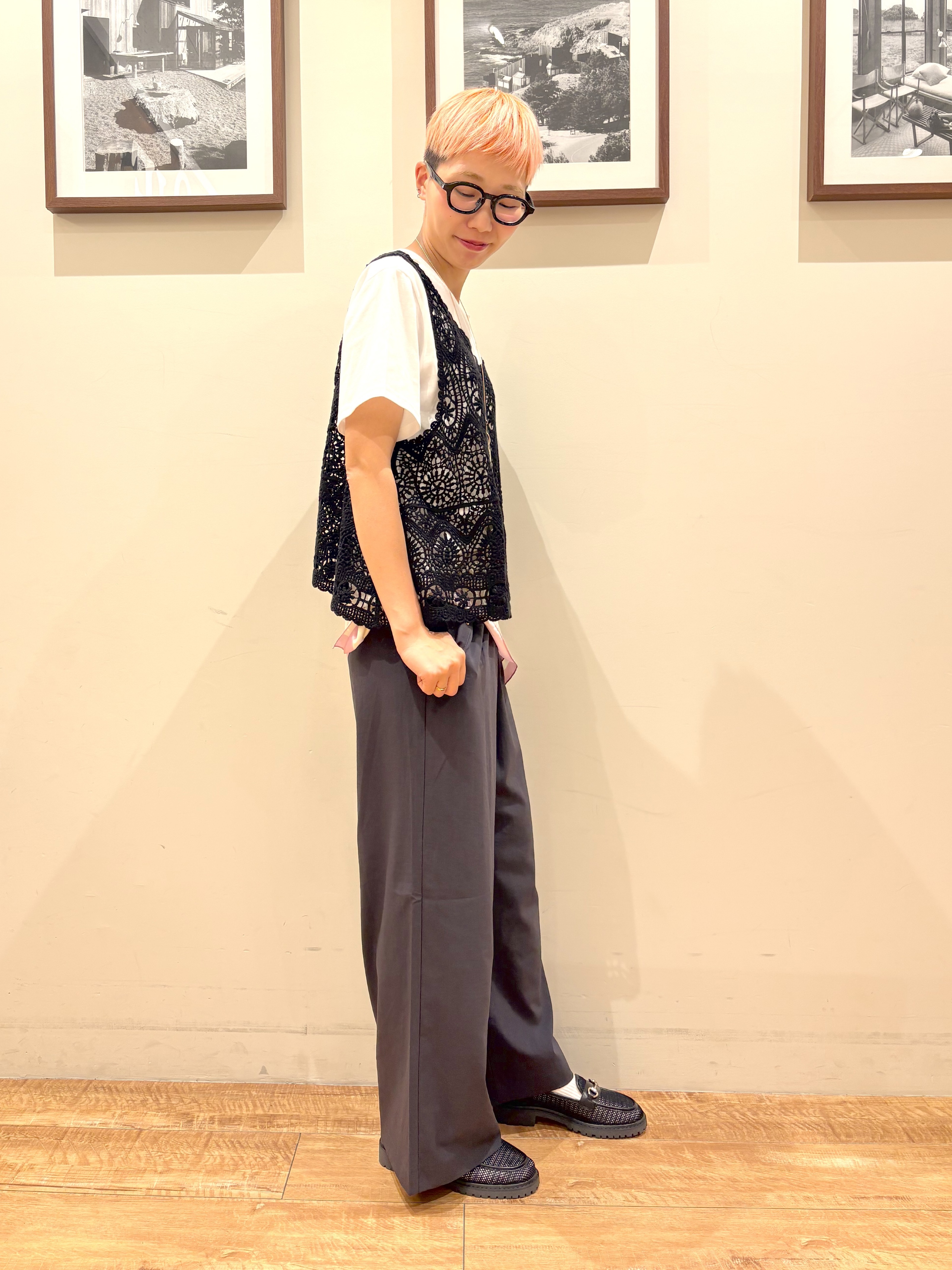 Ayumiさんの「SHOO･LA･RUE｜【2点セット/S-LL】透かしクロシェ編みベスト＋ロゴT 大人の涼やかセット」を使ったコーディネート