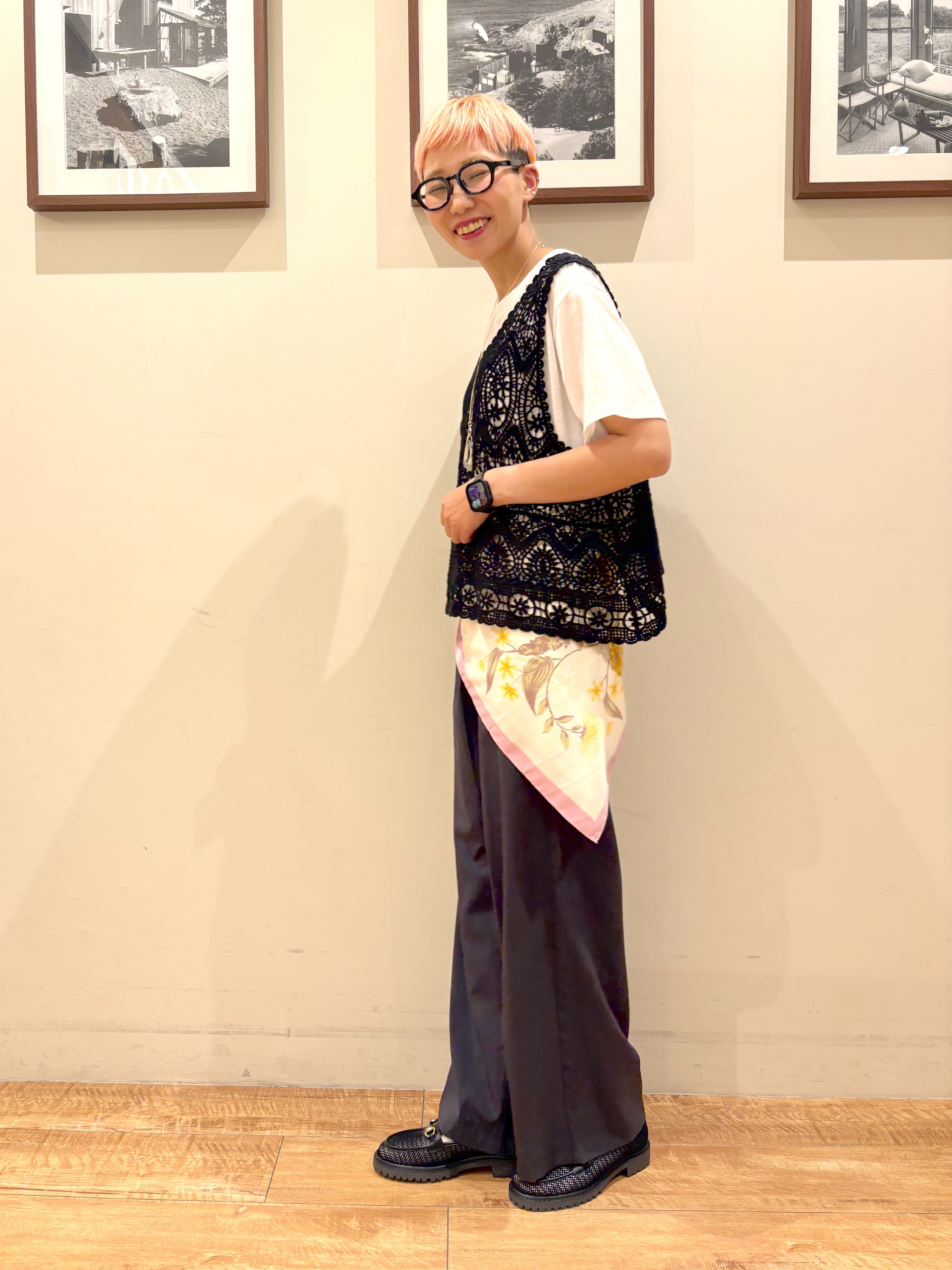 Ayumiさんの「SHOO･LA･RUE｜【2点セット/S-LL】透かしクロシェ編みベスト＋ロゴT 大人の涼やかセット」を使ったコーディネート