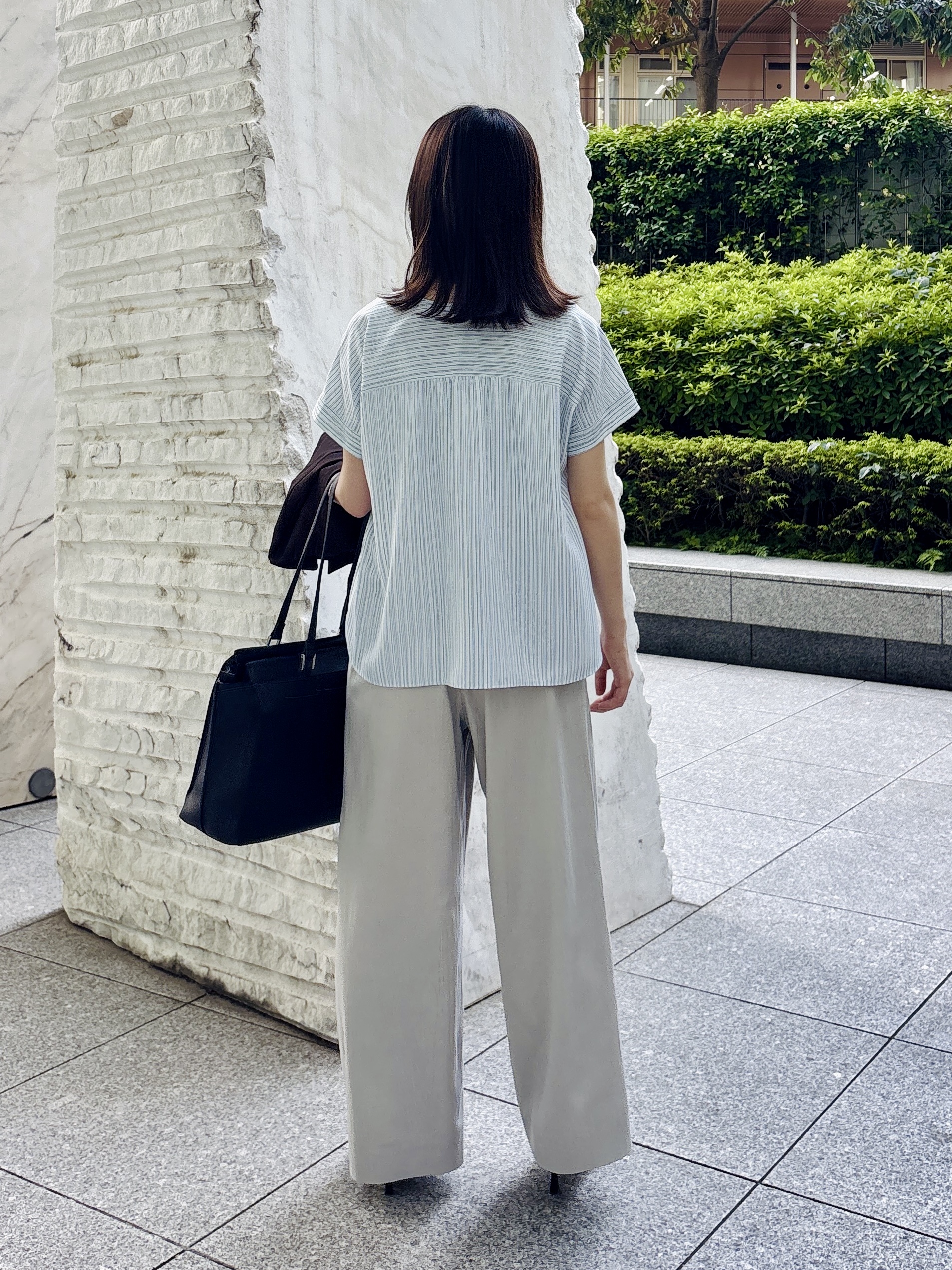 Yoshimiさんの「INDIVI｜【褒められパンツ／洗える／ウエストゴム】ワイドタックパンツ」を使ったコーディネート