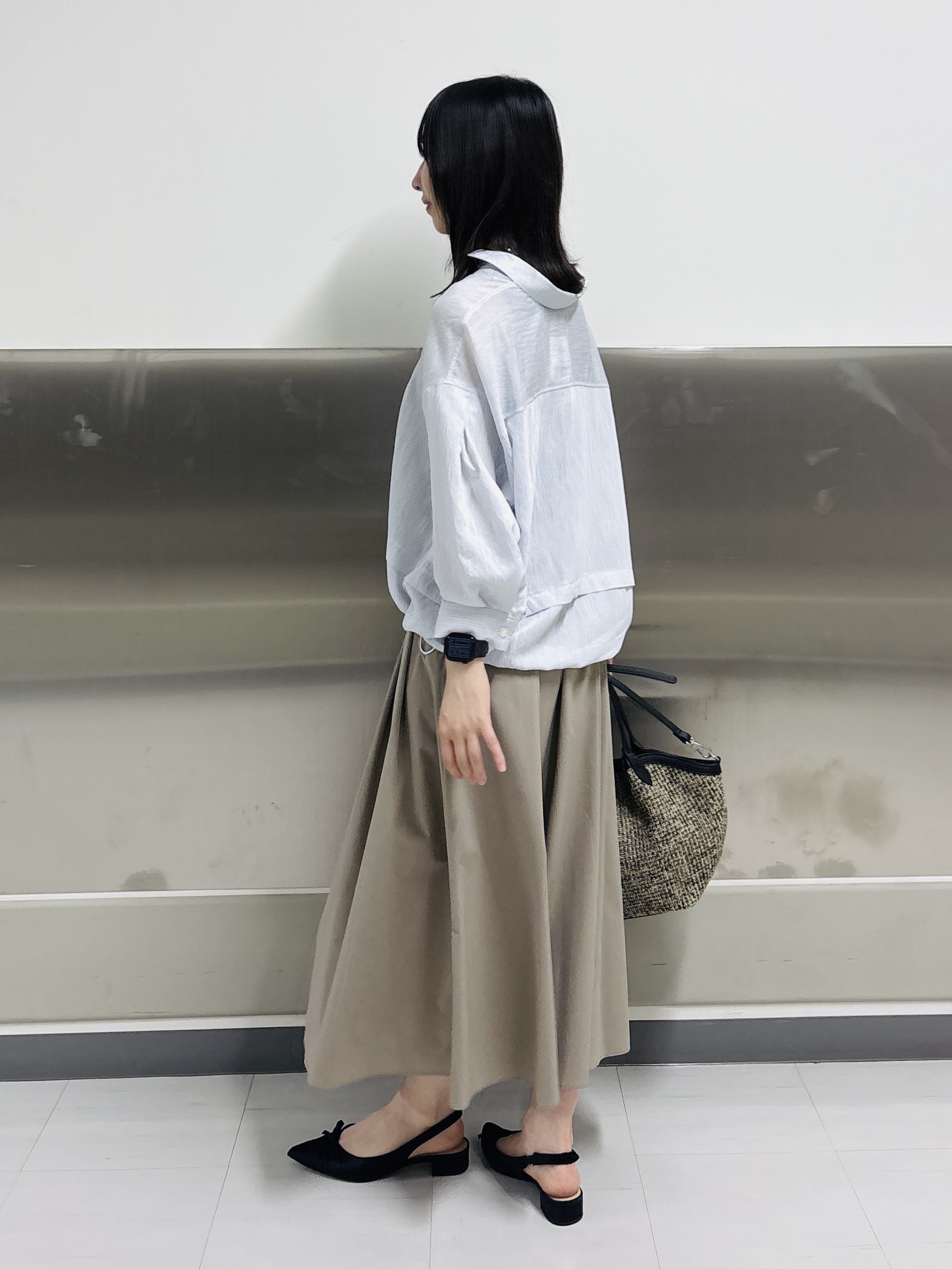 Yoshimiさんの「INDIVI｜【撥水／UVケア／SETUP可能】軽量マキシ丈タックスカート」を使ったコーディネート