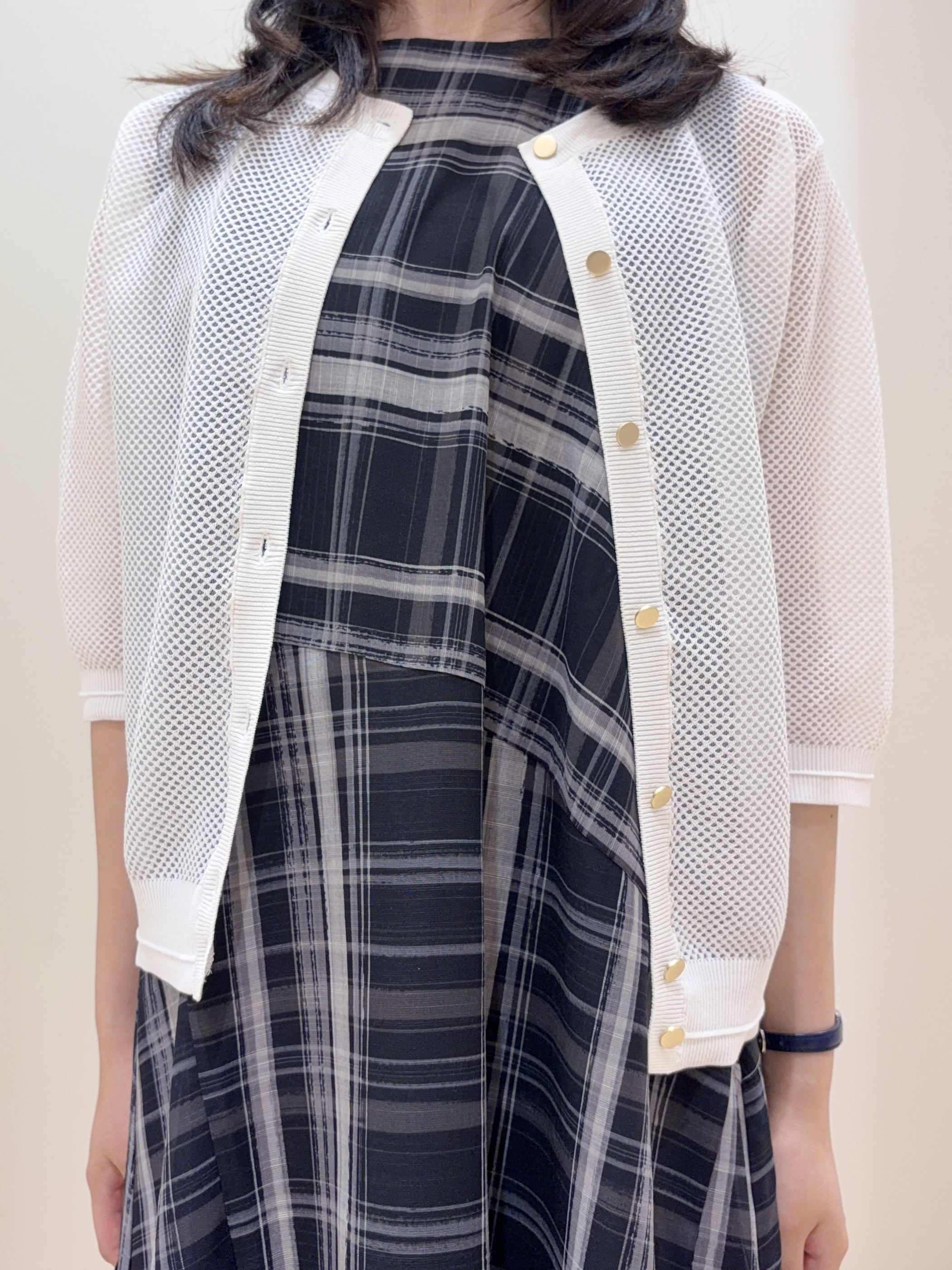 ayaneさんの「grove｜【貴島明日香さん着用・洗える】透けない、大人のメッシュカーディガン」を使ったコーディネート