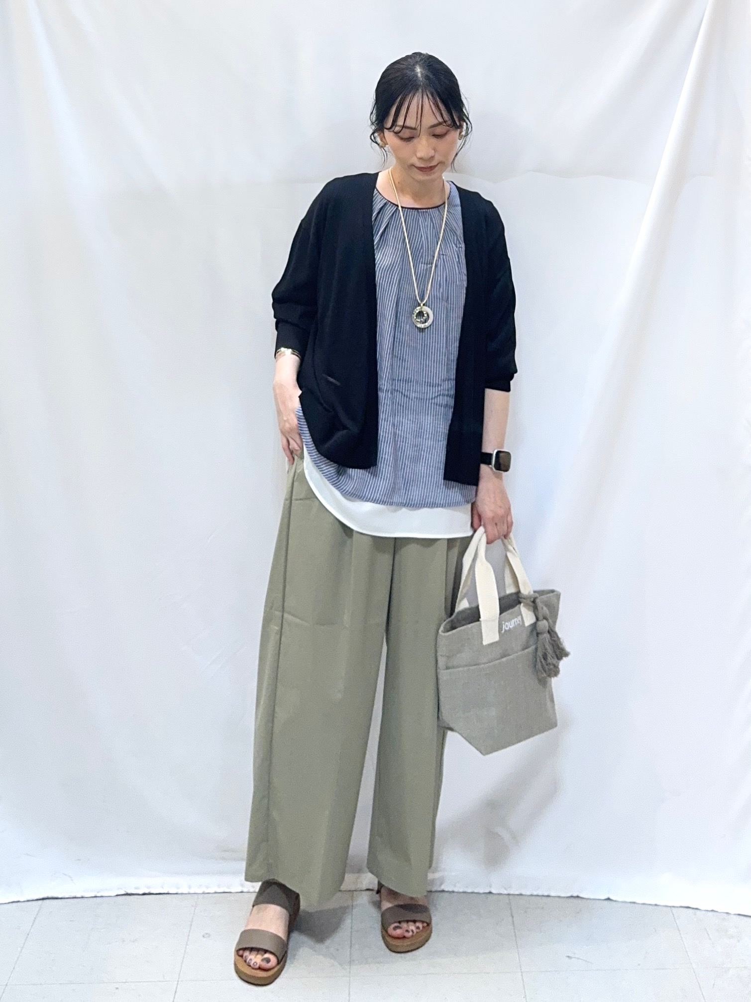𝐇𝐢𝐫𝐨𝐦𝐢さんの「SHOO･LA･RUE｜【ひんやり/洗濯機可/S-LL】オンにもオフにも マルチに使えるボタンレスカーディガン」を使ったコーディネート