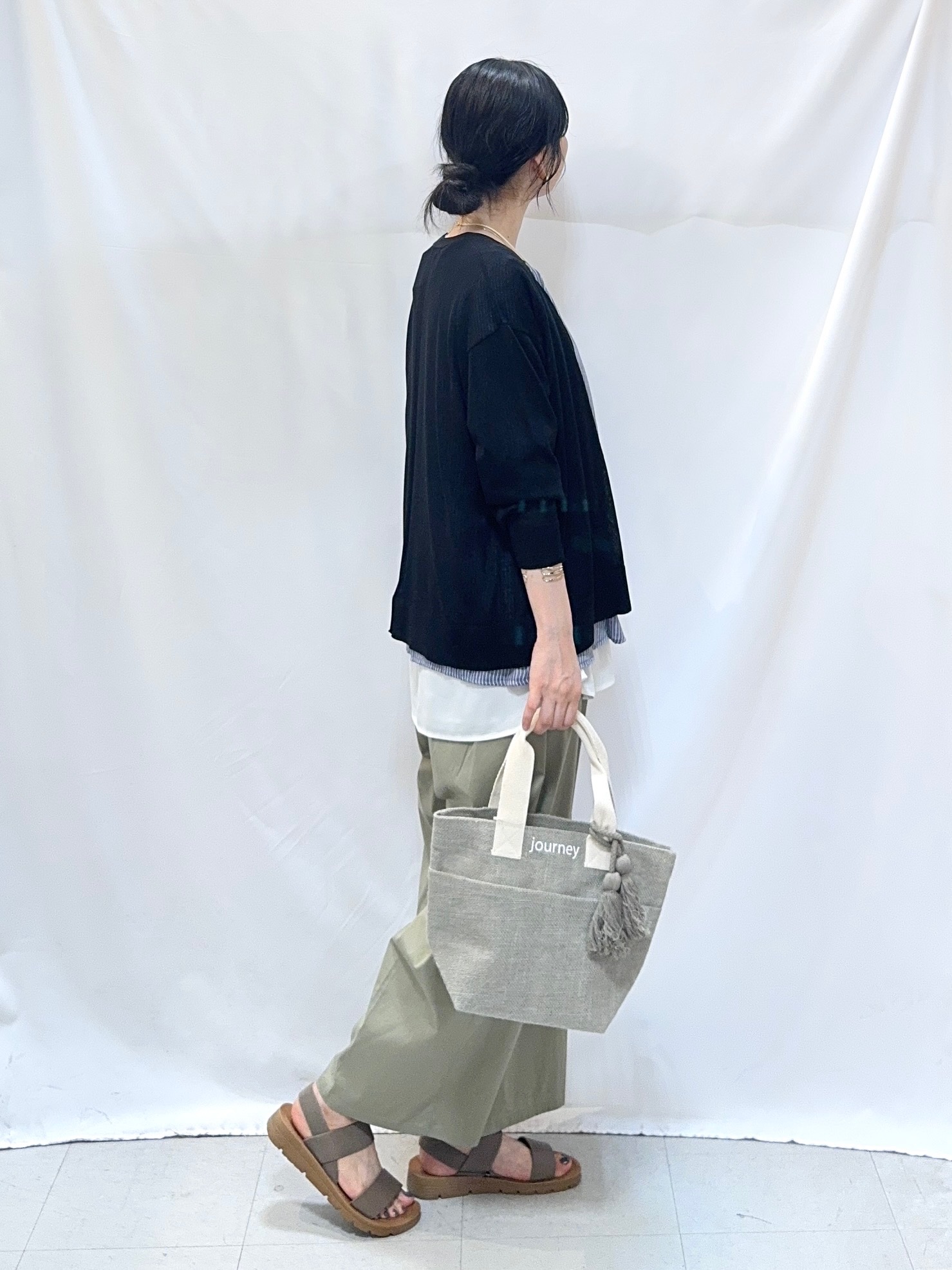 𝐇𝐢𝐫𝐨𝐦𝐢さんの「SHOO･LA･RUE｜【ひんやり/洗濯機可/S-LL】オンにもオフにも マルチに使えるボタンレスカーディガン」を使ったコーディネート