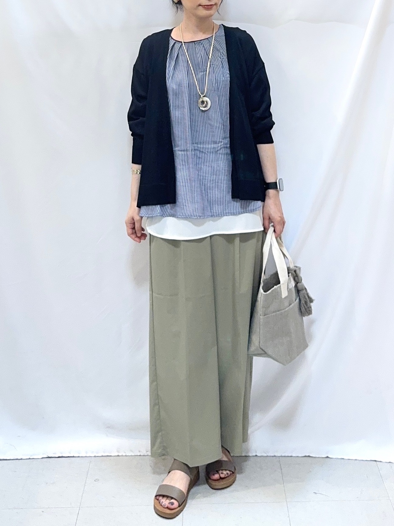 𝐇𝐢𝐫𝐨𝐦𝐢さんの「SHOO･LA･RUE｜【ひんやり/洗濯機可/S-LL】オンにもオフにも マルチに使えるボタンレスカーディガン」を使ったコーディネート