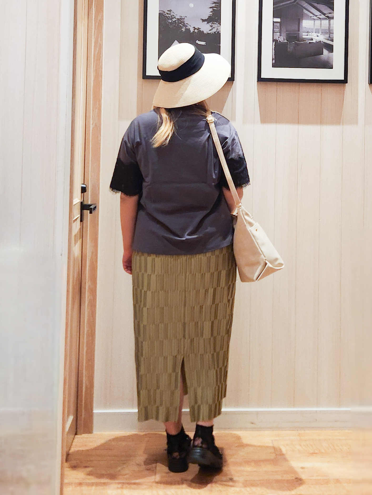 れーやんさんの「SHOO･LA･RUE｜【ひんやり/洗濯機可】レースデザインでこなれ見え ロゴプリントTシャツ」を使ったコーディネート