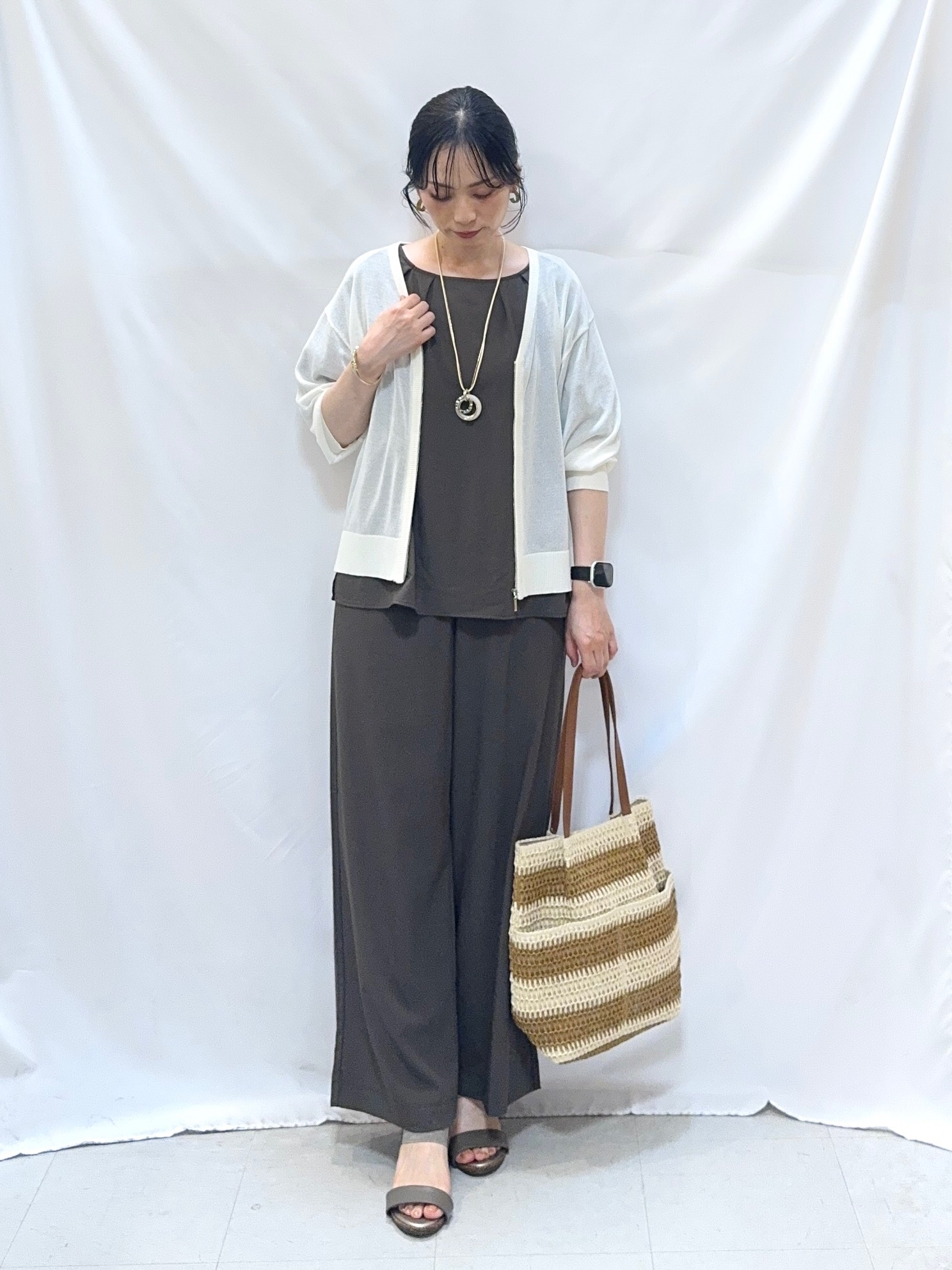 𝐇𝐢𝐫𝐨𝐦𝐢さんの「SHOO･LA･RUE｜【ひんやり/洗濯機可/S-LL】程よいVネックですっきり魅せる ジップアップ 7分袖シアーカーディガ」を使ったコーディネート