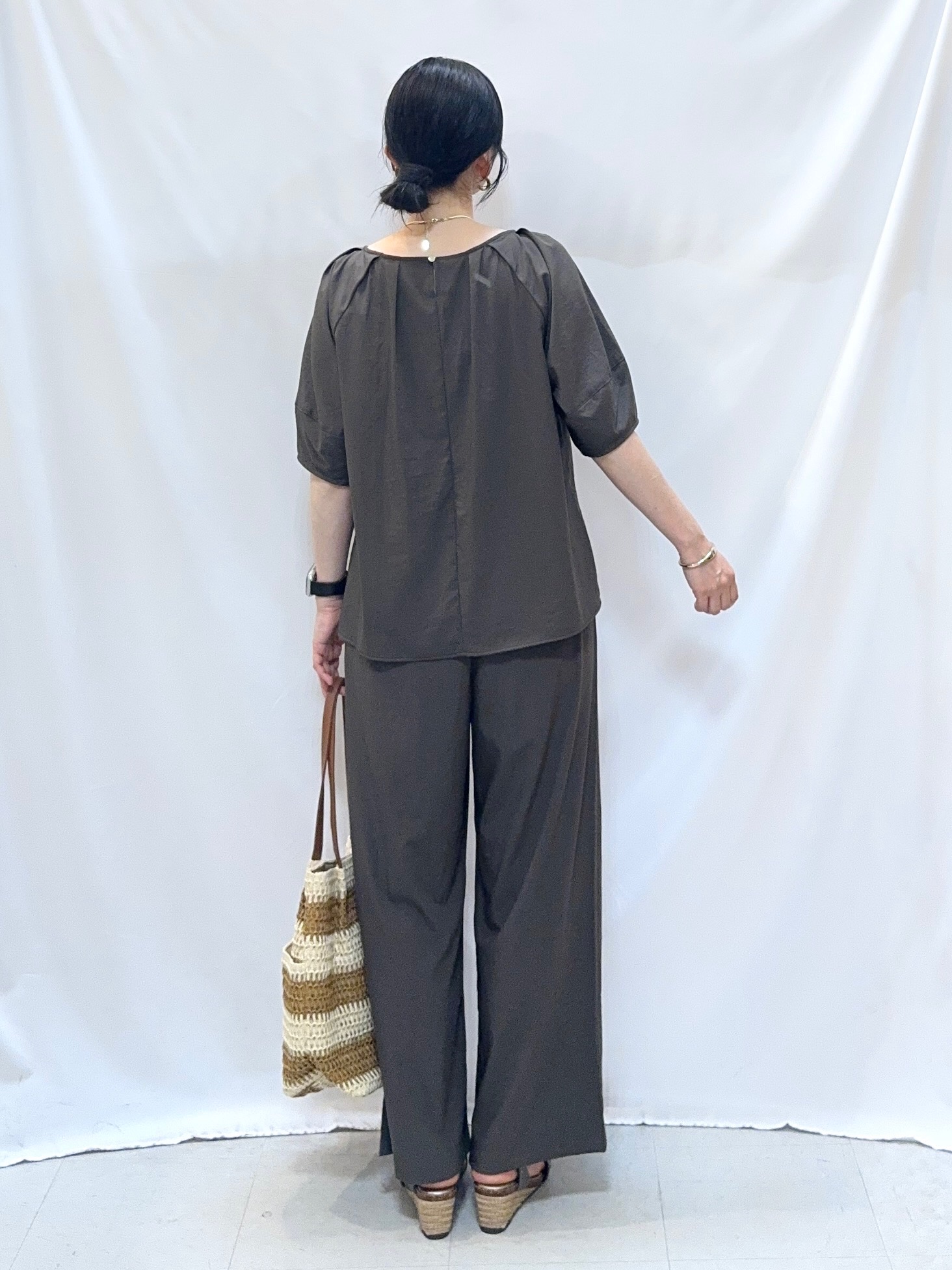 𝐇𝐢𝐫𝐨𝐦𝐢さんの「SHOO･LA･RUE｜【ひんやり/洗濯機可/S-LL】程よいVネックですっきり魅せる ジップアップ 7分袖シアーカーディガ」を使ったコーディネート