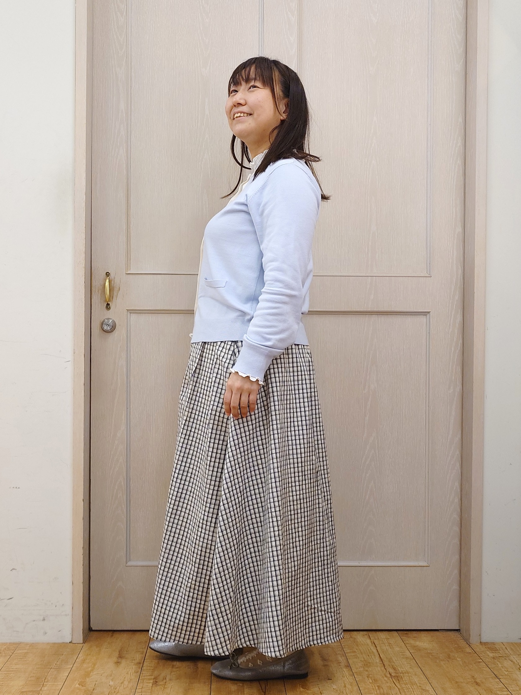 とろろさんの「SHOO･LA･RUE｜【洗濯機可/S-LL/アンサンブル可】パールボタンが上品　華やぎ配色カーディガン」を使ったコーディネート