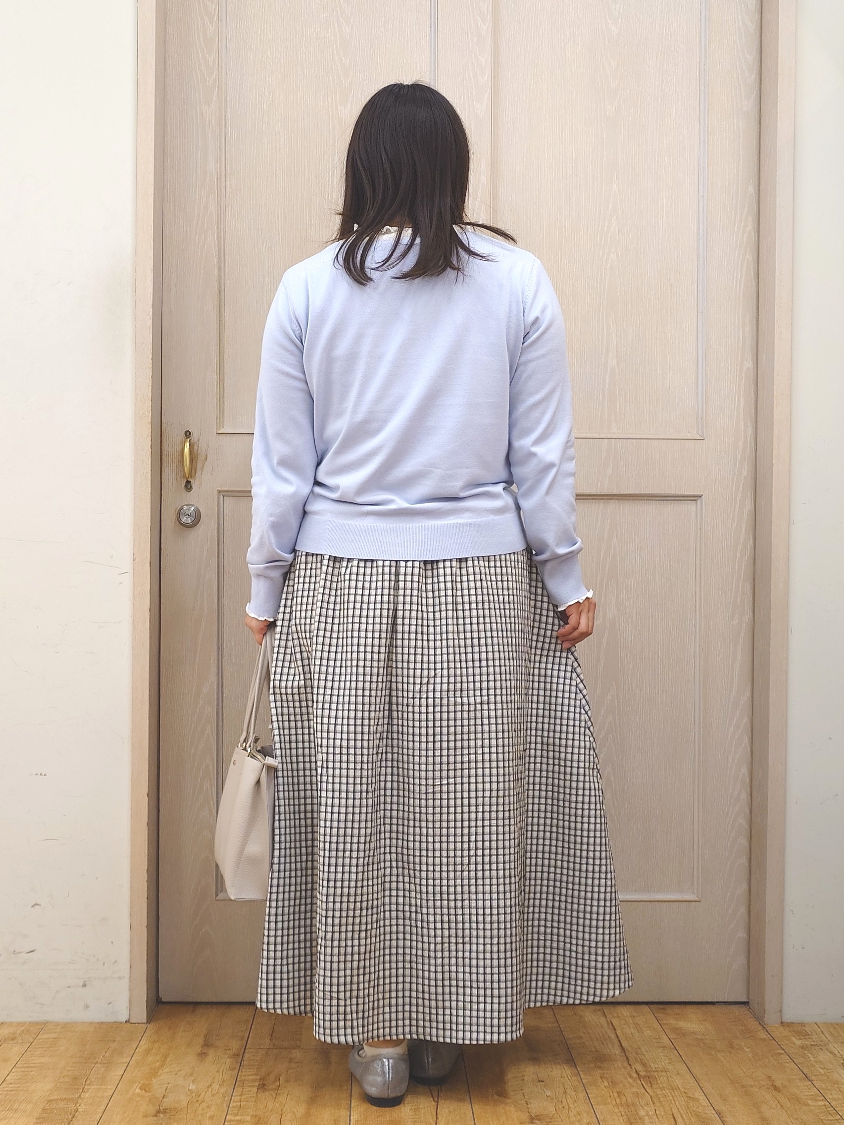 とろろさんの「SHOO･LA･RUE｜【洗濯機可/S-LL/アンサンブル可】パールボタンが上品　華やぎ配色カーディガン」を使ったコーディネート