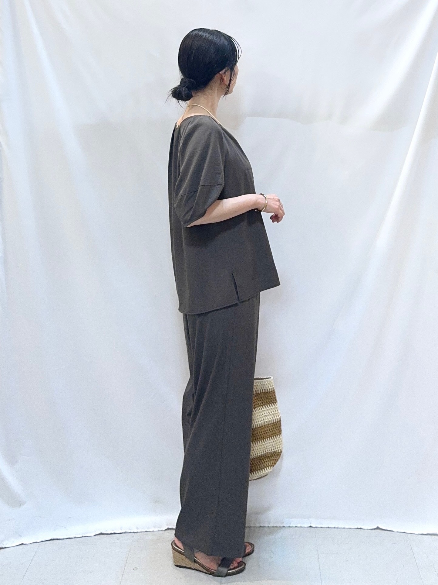 𝐇𝐢𝐫𝐨𝐦𝐢さんの「SHOO･LA･RUE｜【ひんやり/洗濯機可/S-LL】程よいVネックですっきり魅せる ジップアップ 7分袖シアーカーディガ」を使ったコーディネート