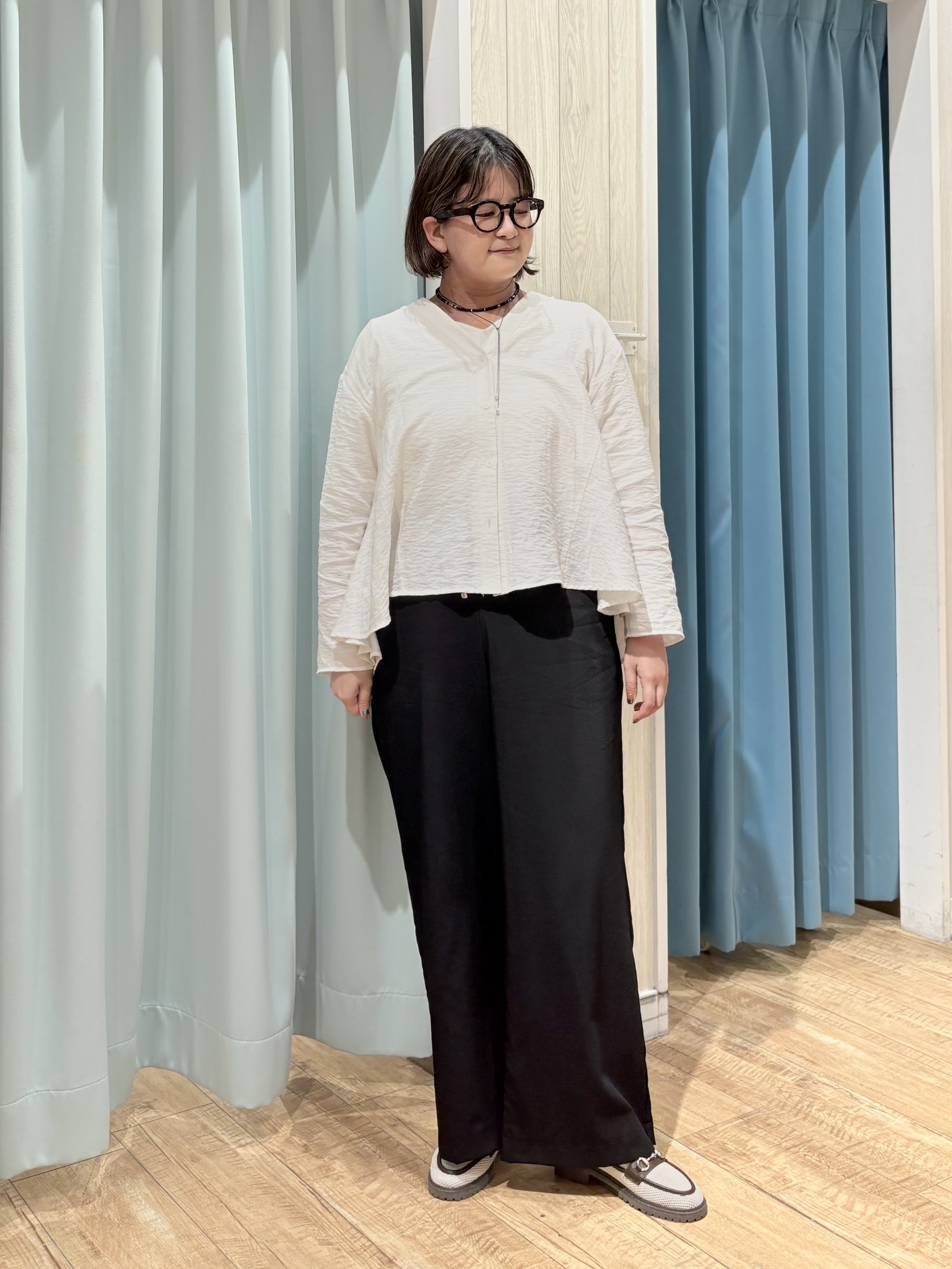 砂糖さんの「SHOO･LA･RUE｜【洗濯機可/S-LL】お顔周りすっきり 大人のシアーシャツカーディガン」を使ったコーディネート