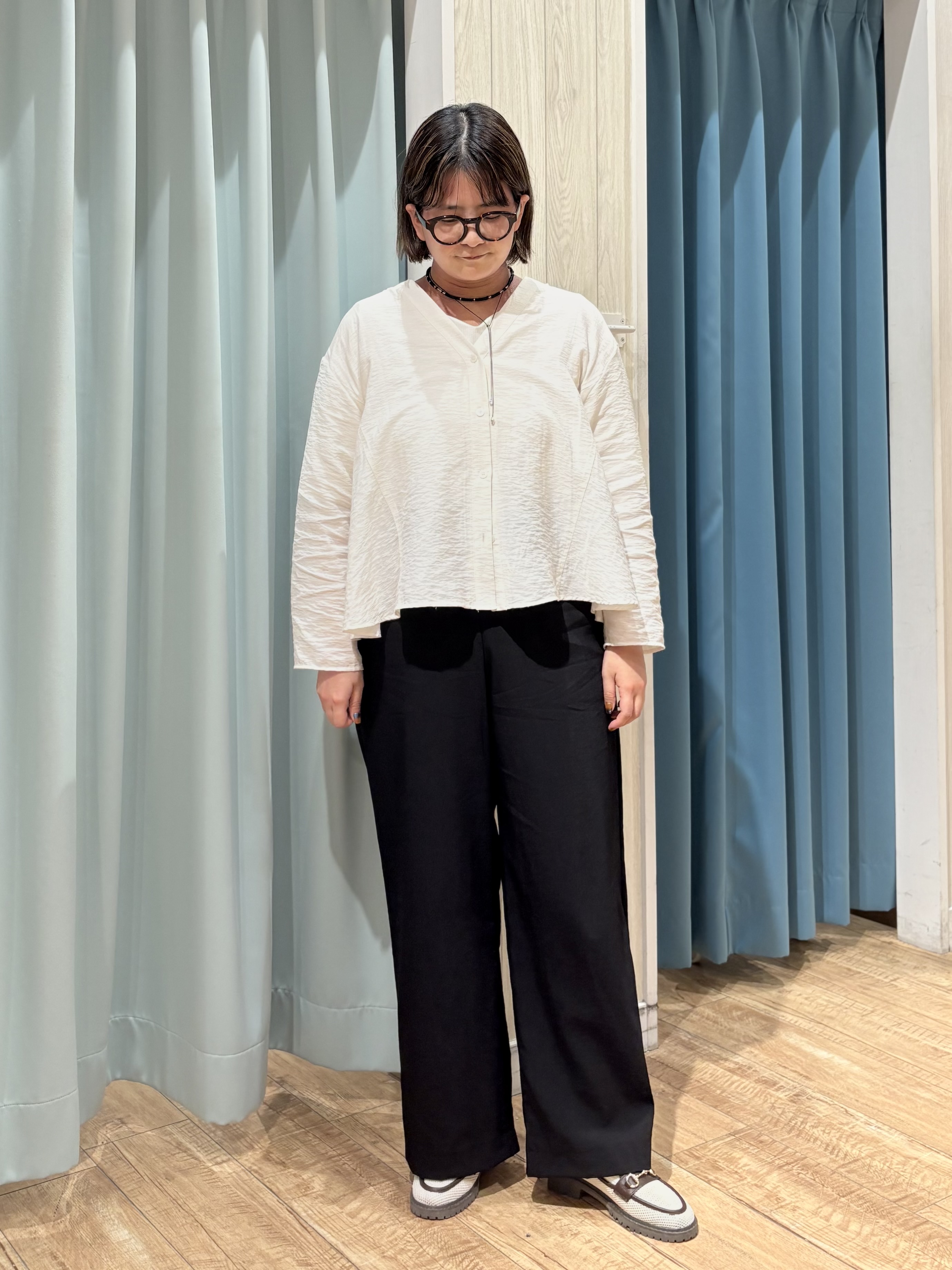 砂糖さんの「SHOO･LA･RUE｜【洗濯機可/S-LL】お顔周りすっきり 大人のシアーシャツカーディガン」を使ったコーディネート