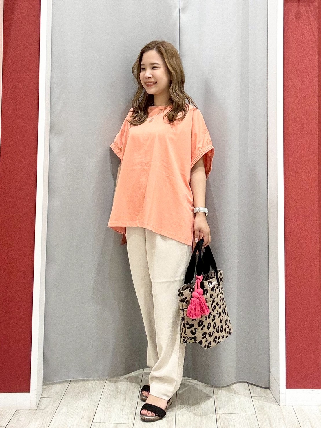 shioさんの「SHOO･LA･RUE｜【ひんやり/洗濯機可】シンプルにこなれて見せる お袖ギャザードルマンTシャツ」を使ったコーディネート
