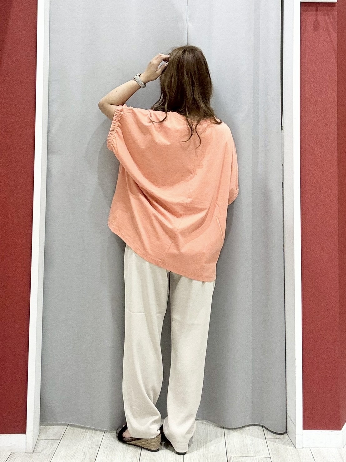 shioさんの「SHOO･LA･RUE｜【ひんやり/洗濯機可】シンプルにこなれて見せる お袖ギャザードルマンTシャツ」を使ったコーディネート