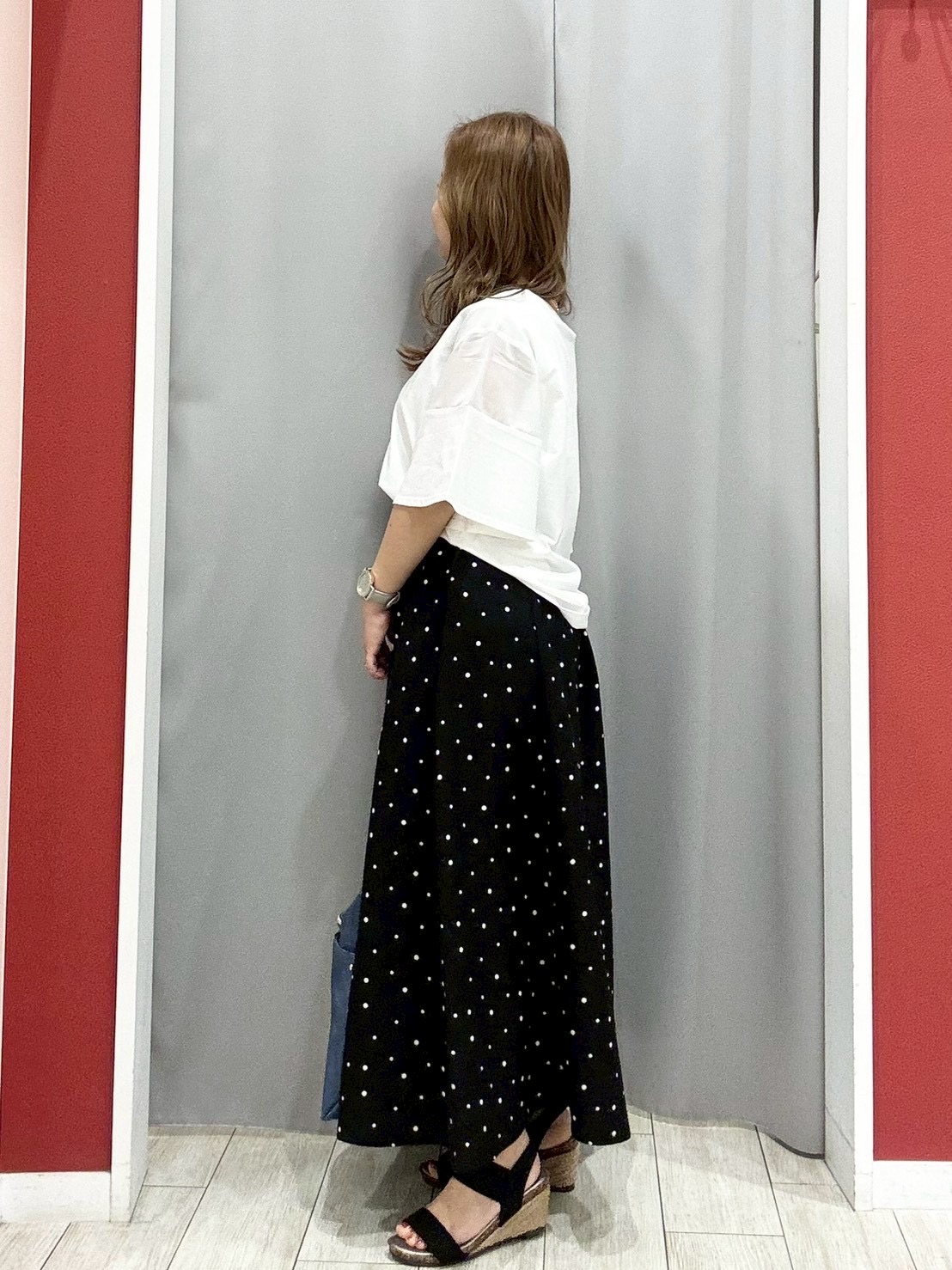 shioさんの「SHOO･LA･RUE｜【ひんやり/S-LL/体型カバー】フレアスリーブで二の腕を自然にカバー 浅VネックTシャツ」を使ったコーディネート