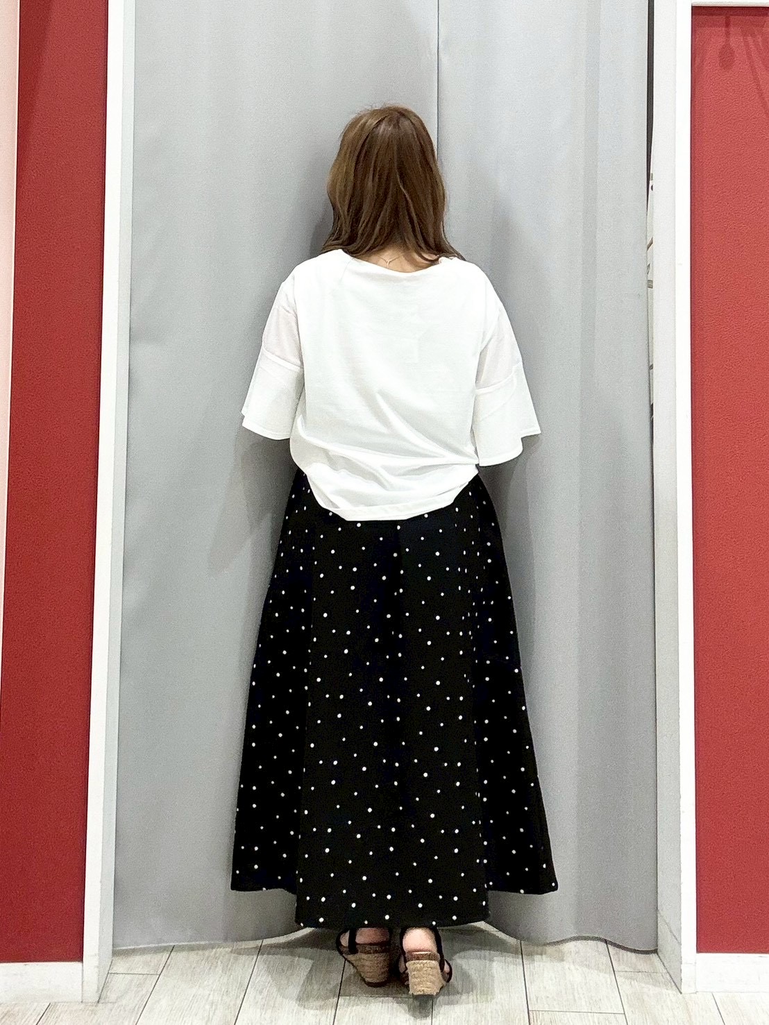 shioさんの「SHOO･LA･RUE｜【ひんやり/S-LL/体型カバー】フレアスリーブで二の腕を自然にカバー 浅VネックTシャツ」を使ったコーディネート