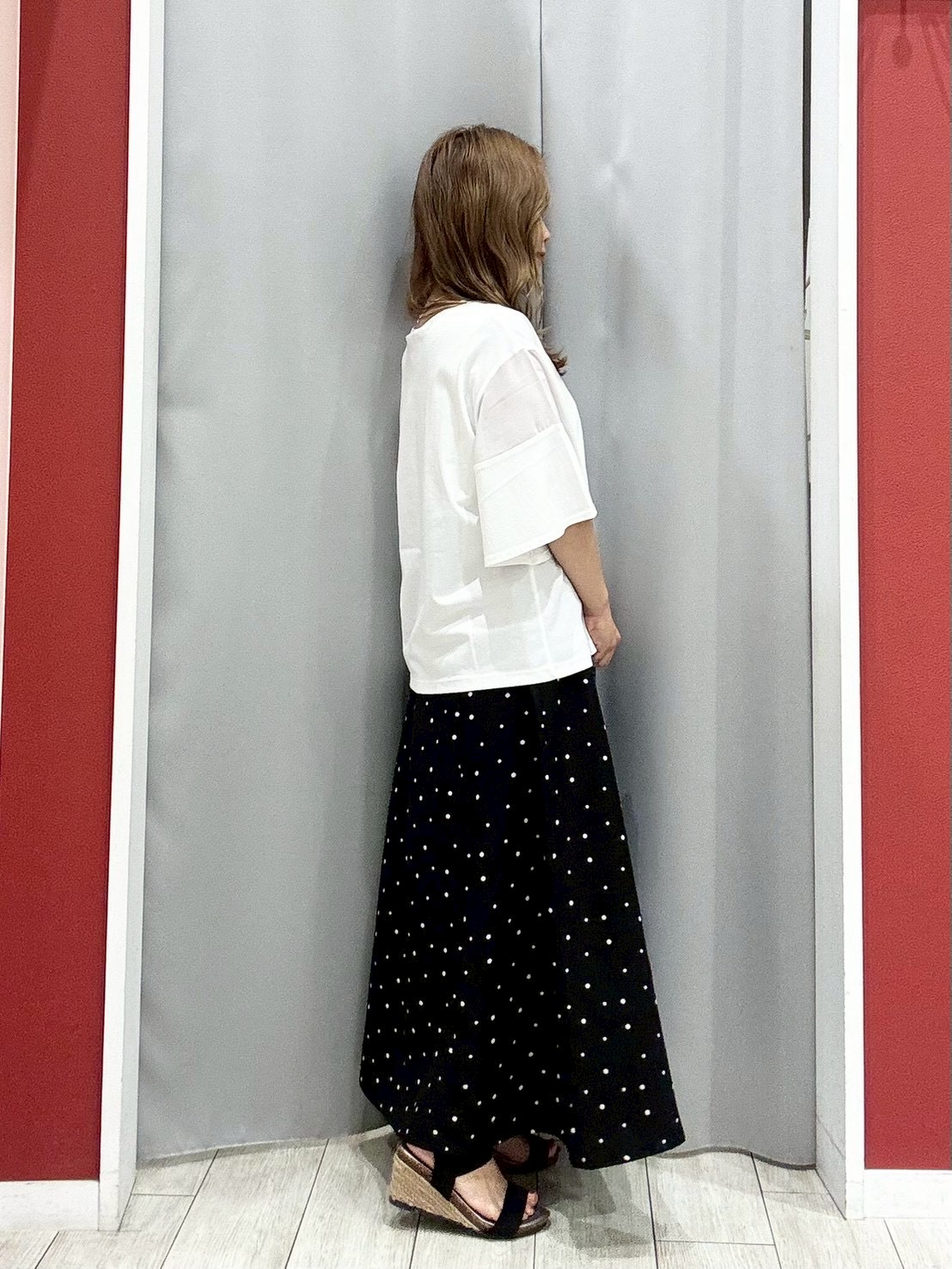 shioさんの「SHOO･LA･RUE｜【ひんやり/S-LL/体型カバー】フレアスリーブで二の腕を自然にカバー 浅VネックTシャツ」を使ったコーディネート
