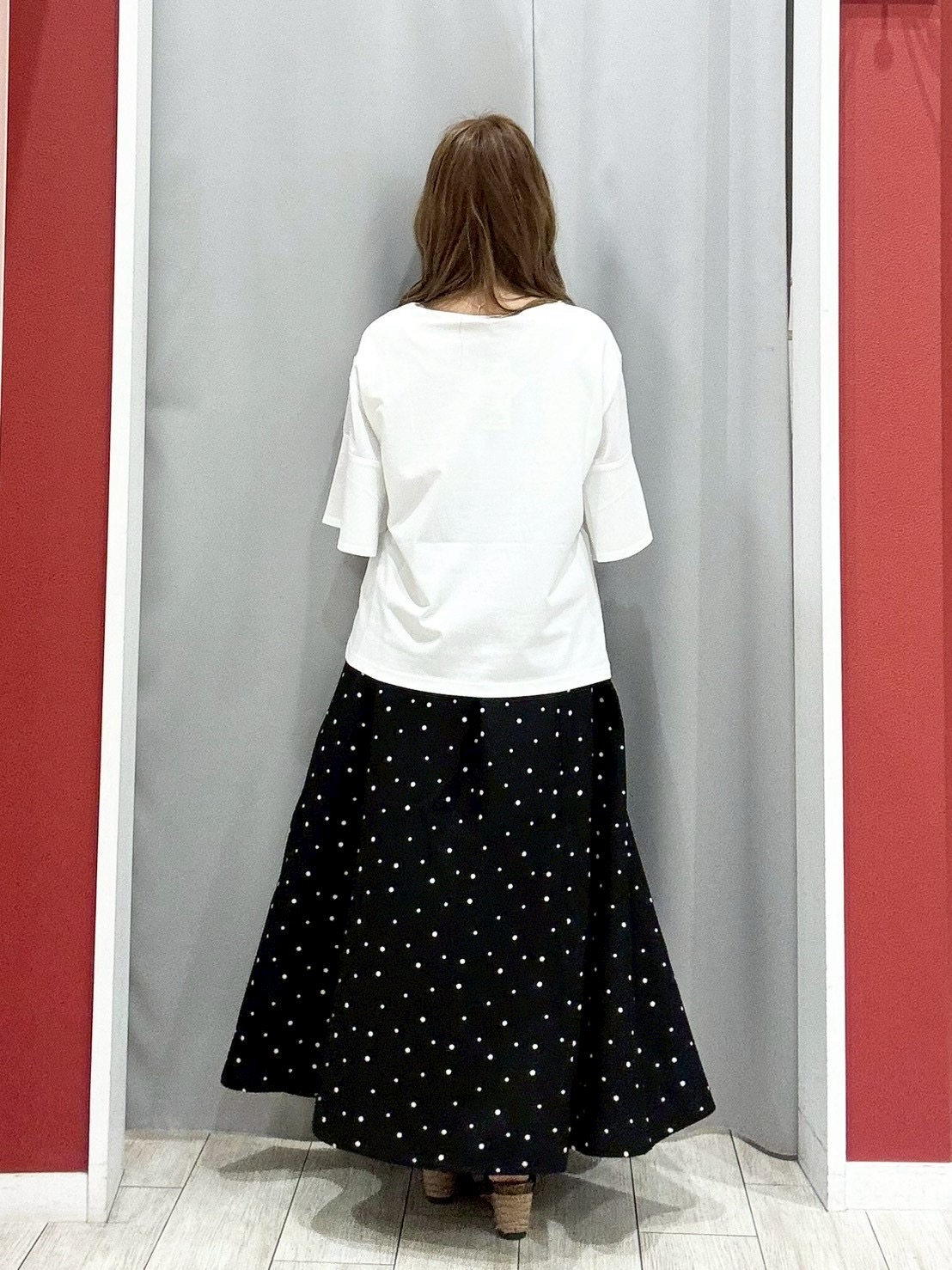 shioさんの「SHOO･LA･RUE｜【ひんやり/S-LL/体型カバー】フレアスリーブで二の腕を自然にカバー 浅VネックTシャツ」を使ったコーディネート
