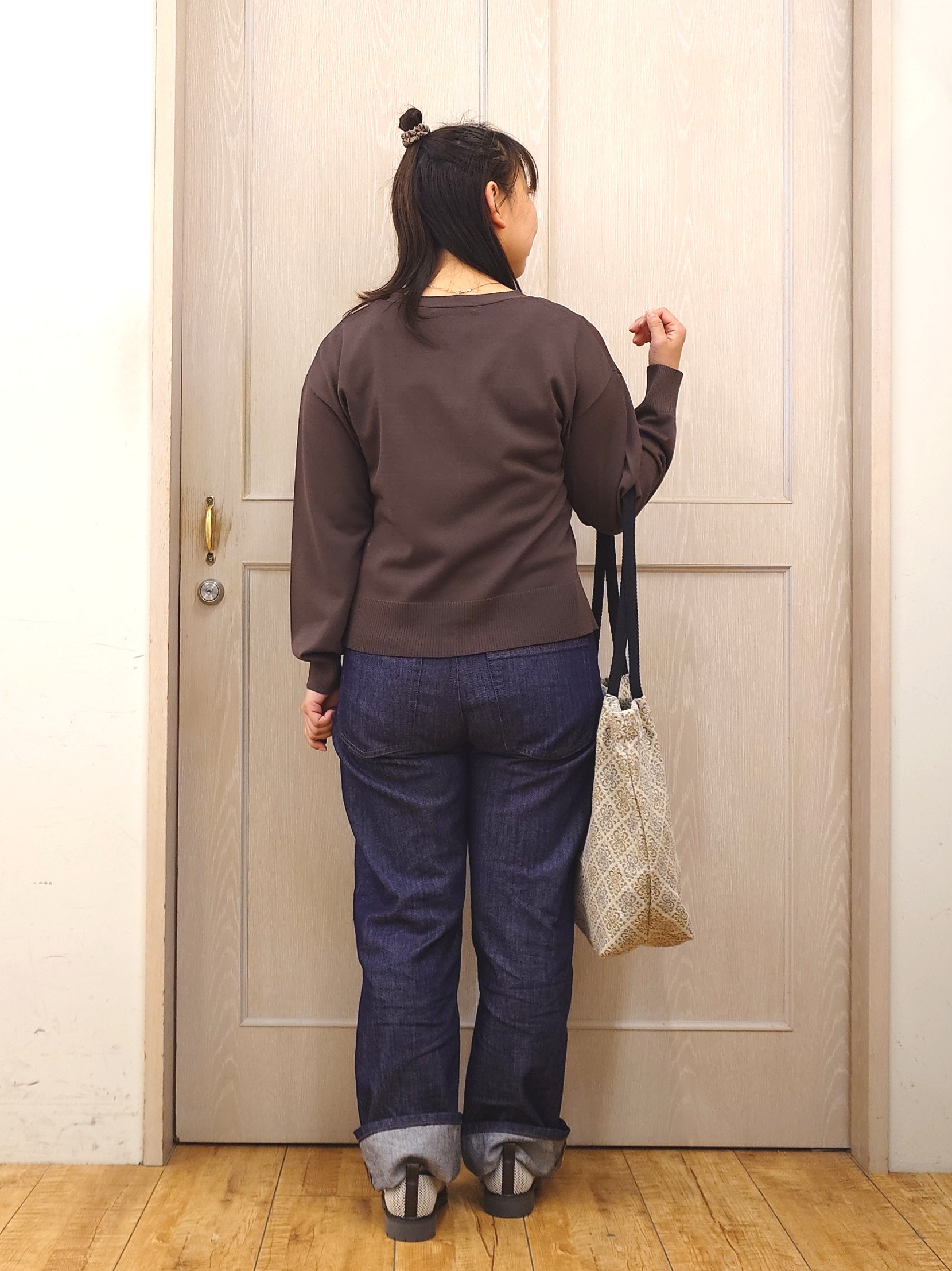 とろろさんの「SHOO･LA･RUE｜【洗濯機可/ひんやり/UV】さらっとしたタッチが心地よい ショート丈 Vネックカーディガン」を使ったコーディネート