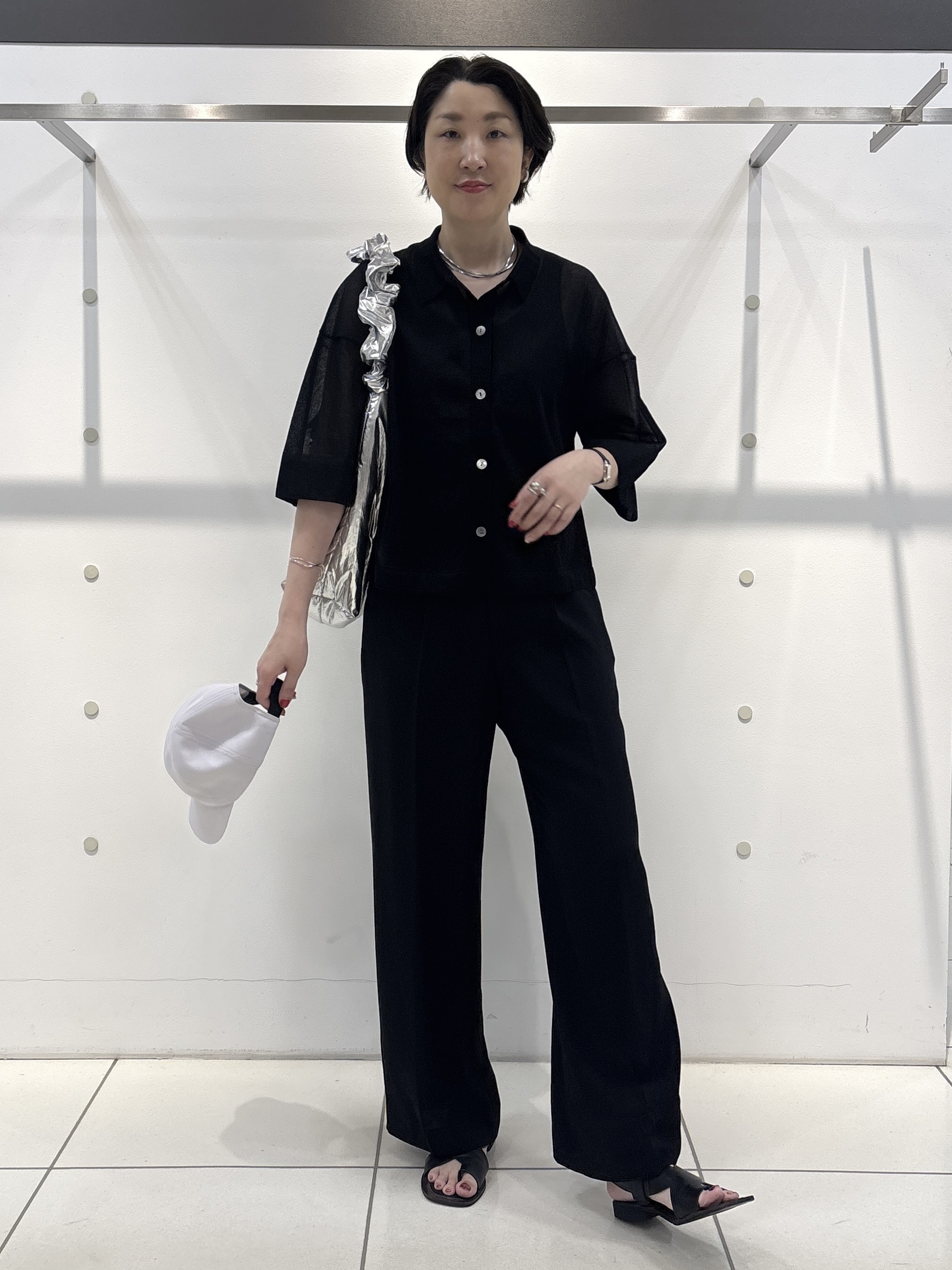 yuriさんの「INDIVI｜【洗える／シアー】衿付きシャツライクニットカーディガン」を使ったコーディネート