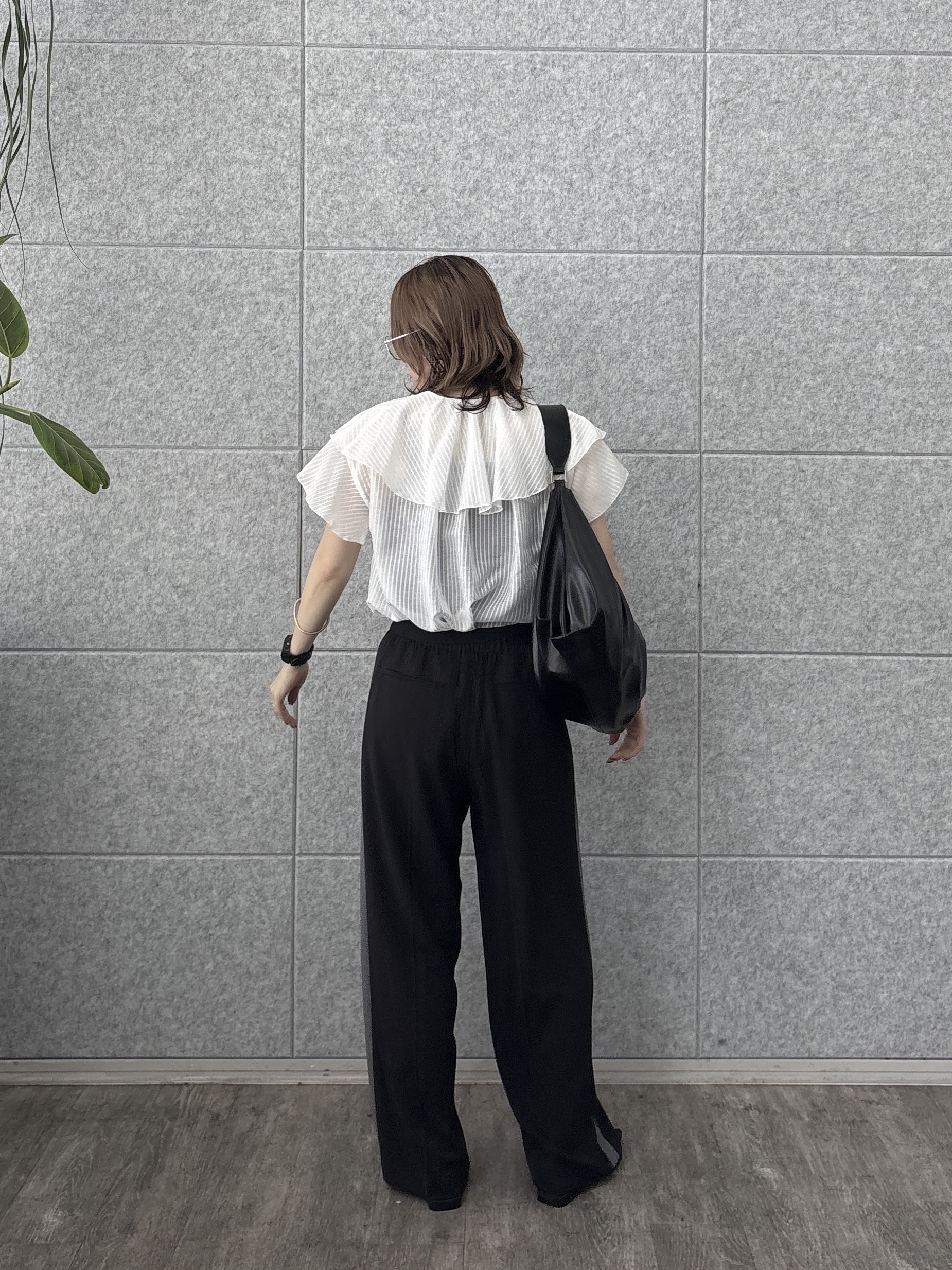 kotakiさんの「INDIVI｜フリルネックシアーブラウス」を使ったコーディネート