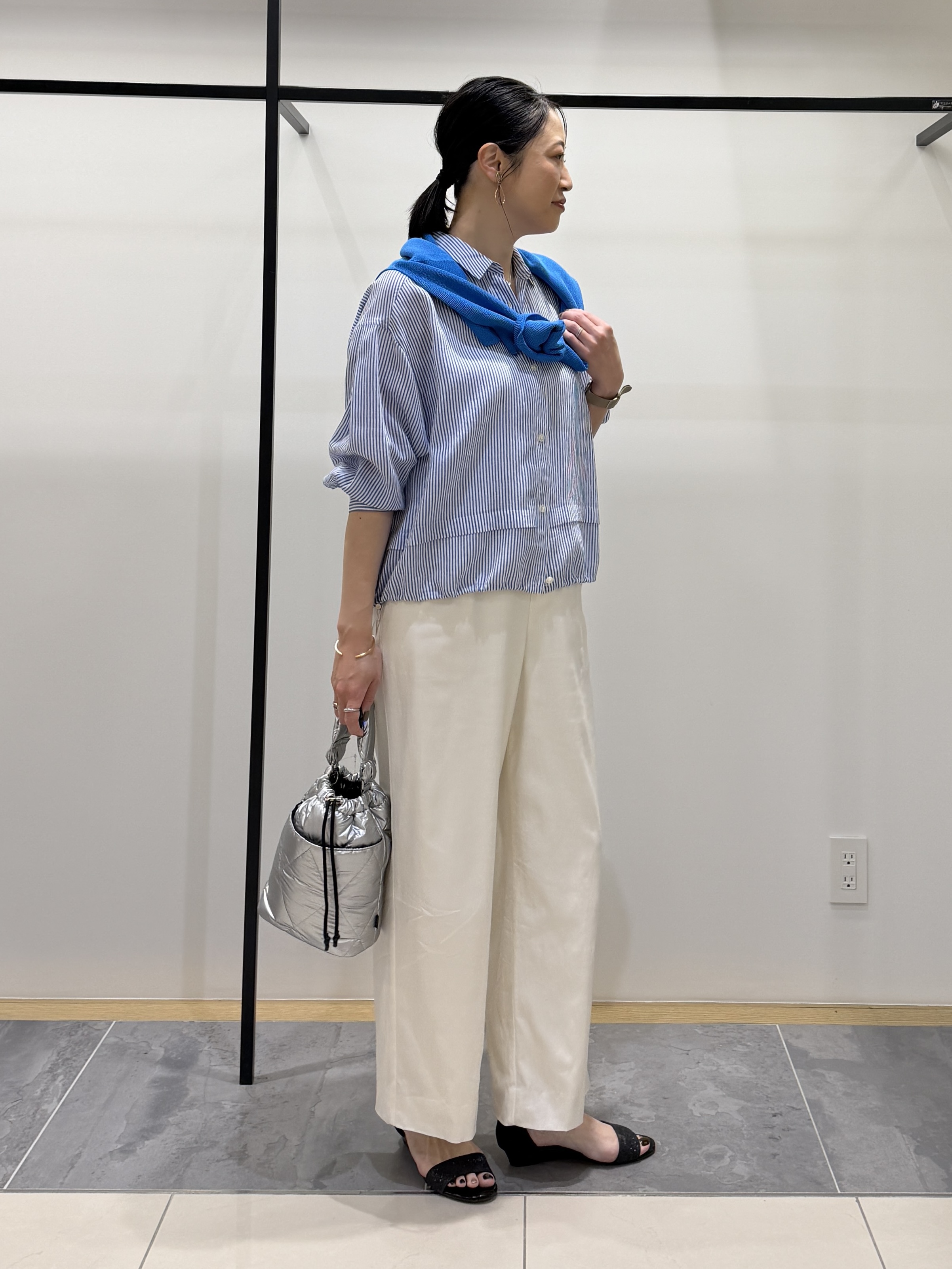 shihoさんの「INDIVI｜【接触冷感／洗える／2WAY】ドロスト付 シアーシャンブレーシャツ」を使ったコーディネート