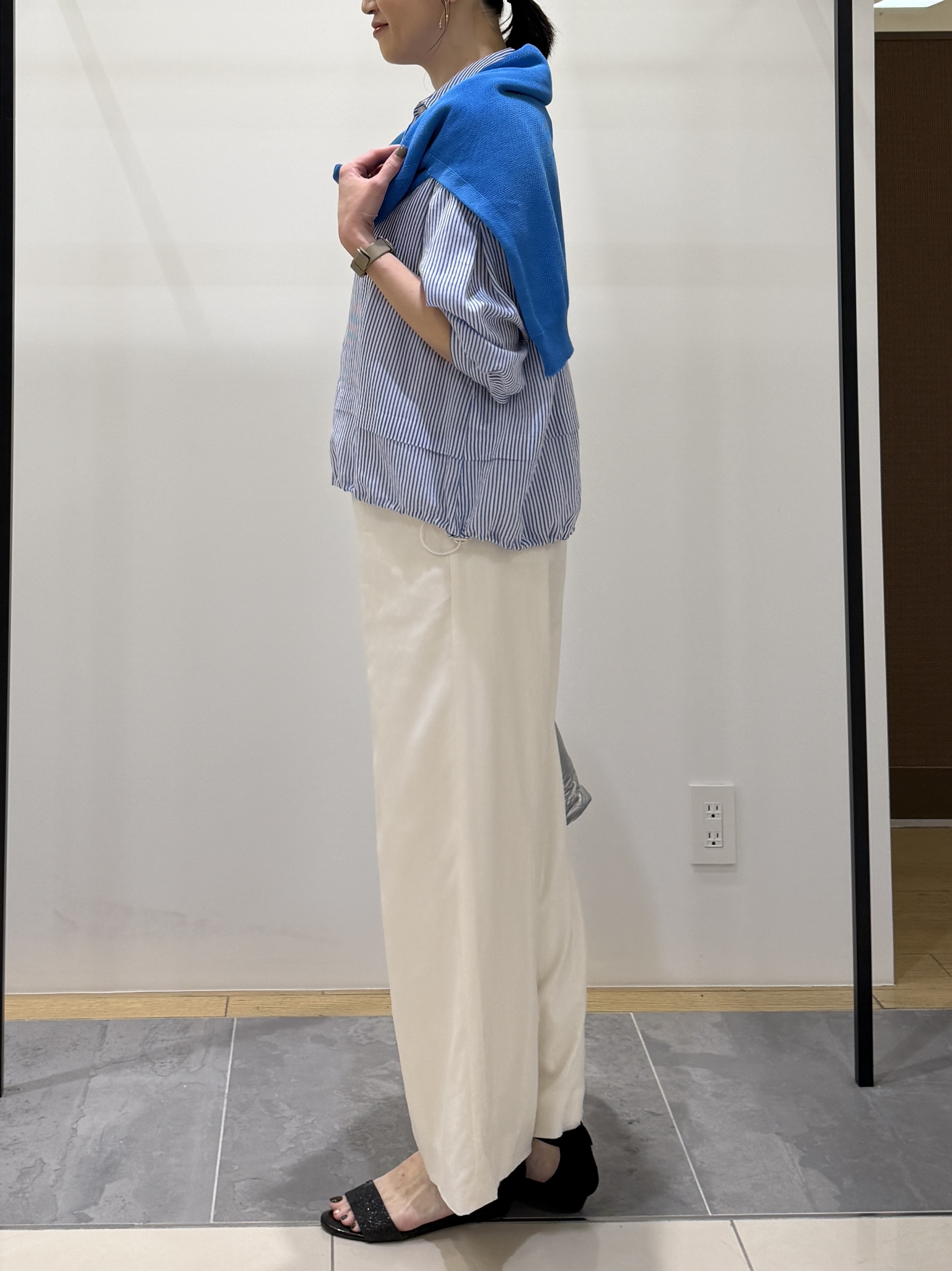shihoさんの「INDIVI｜【接触冷感／洗える／2WAY】ドロスト付 シアーシャンブレーシャツ」を使ったコーディネート
