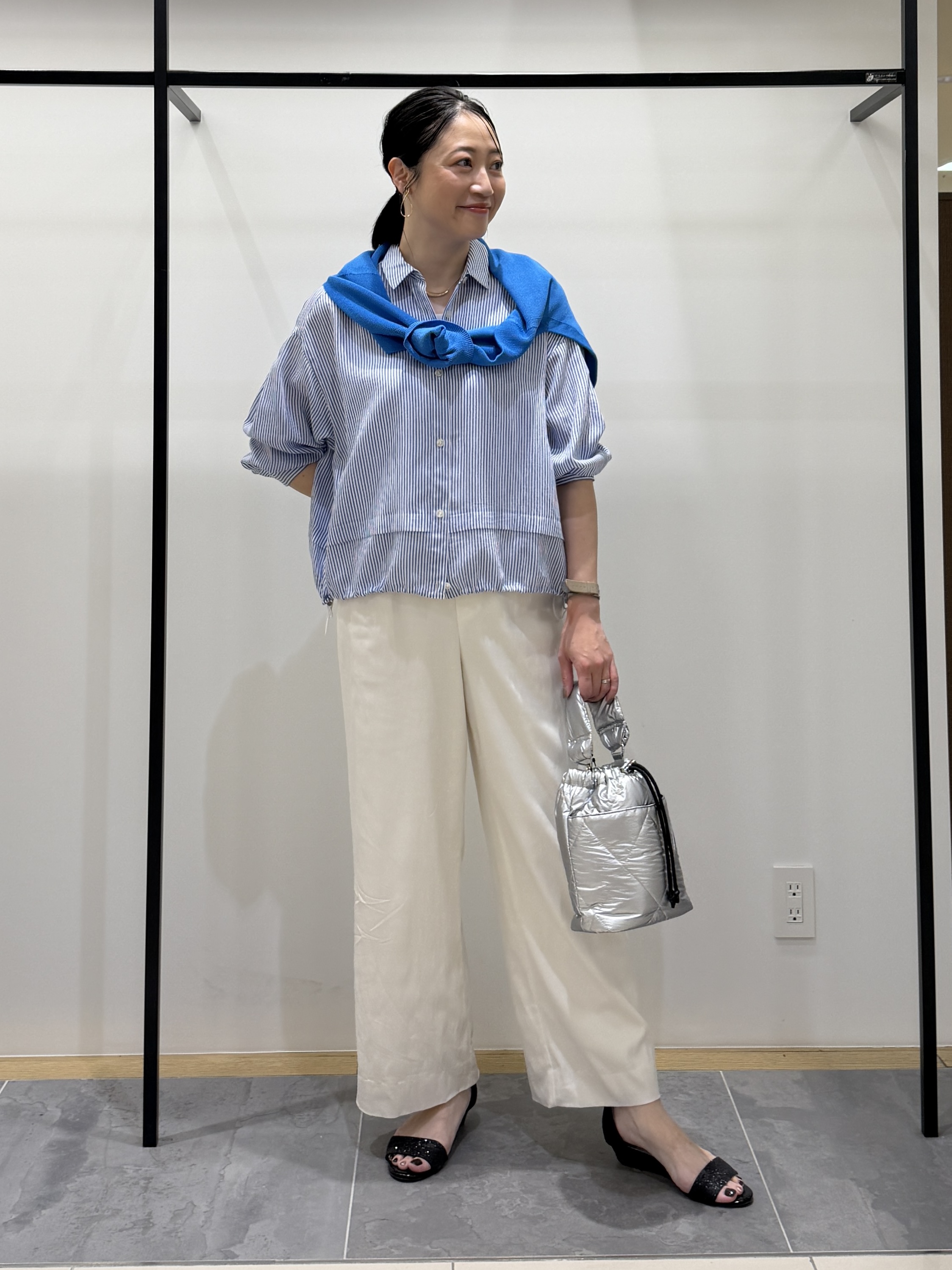 shihoさんの「INDIVI｜【接触冷感／洗える／2WAY】ドロスト付 シアーシャンブレーシャツ」を使ったコーディネート