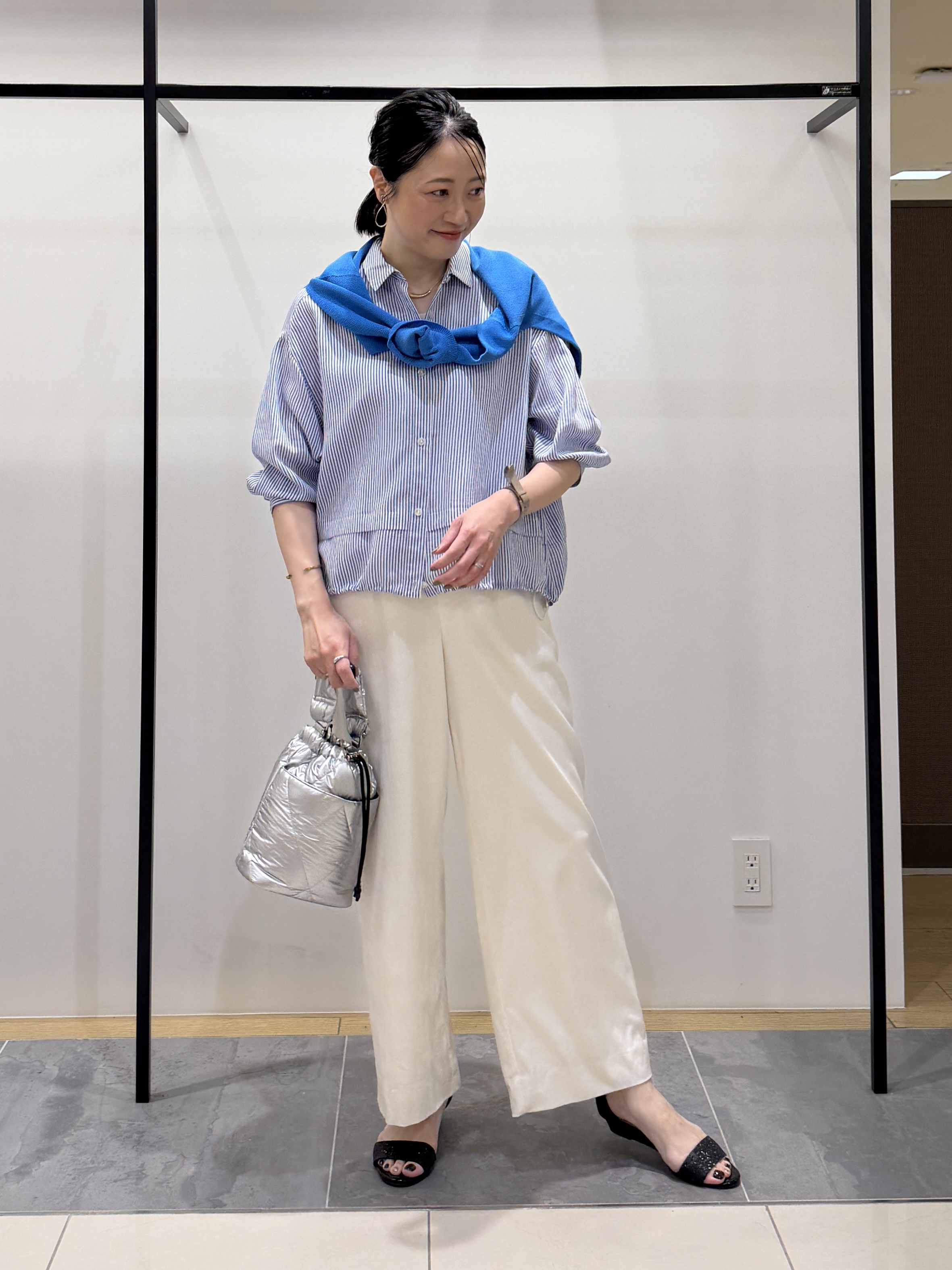 shihoさんの「INDIVI｜【接触冷感／洗える／2WAY】ドロスト付 シアーシャンブレーシャツ」を使ったコーディネート