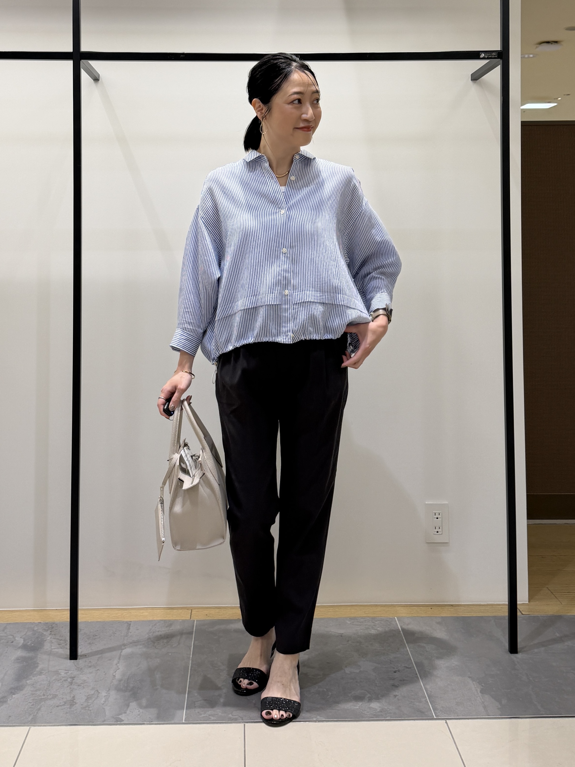 shihoさんの「INDIVI｜【接触冷感／洗える／2WAY】ドロスト付 シアーシャンブレーシャツ」を使ったコーディネート
